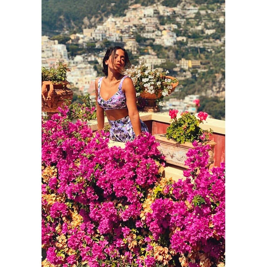 ドルチェ&ガッバーナさんのインスタグラム写真 - (ドルチェ&ガッバーナInstagram)「Repost from @anitta   Anitta wears a floral #DolceGabbana look in Amalfi.  #DGCelebs #DGFamily」8月13日 15時31分 - dolcegabbana