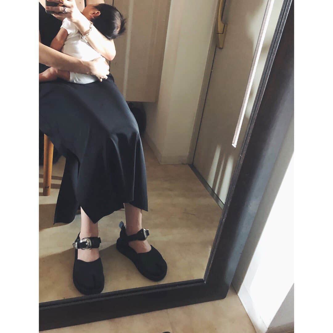 野尻美穂のインスタグラム：「寝付かないので抱っこしながら👶🏻 トーガの足袋型スイコックがwaiのワンピと相性抜群でした😌 ワンピースはシワにもなりにくいから部屋着にも使えます🙆‍♀️なんなら授乳にも便利😌 そして洗ってすぐ乾くのがwaiの良いところです✍️ オンラインはもうあまり在庫ないけど、お店にはまだ少しあると思うのでお問い合わせしてみてください😌  #wai_ships  #toga  #suicoke #babygirl」
