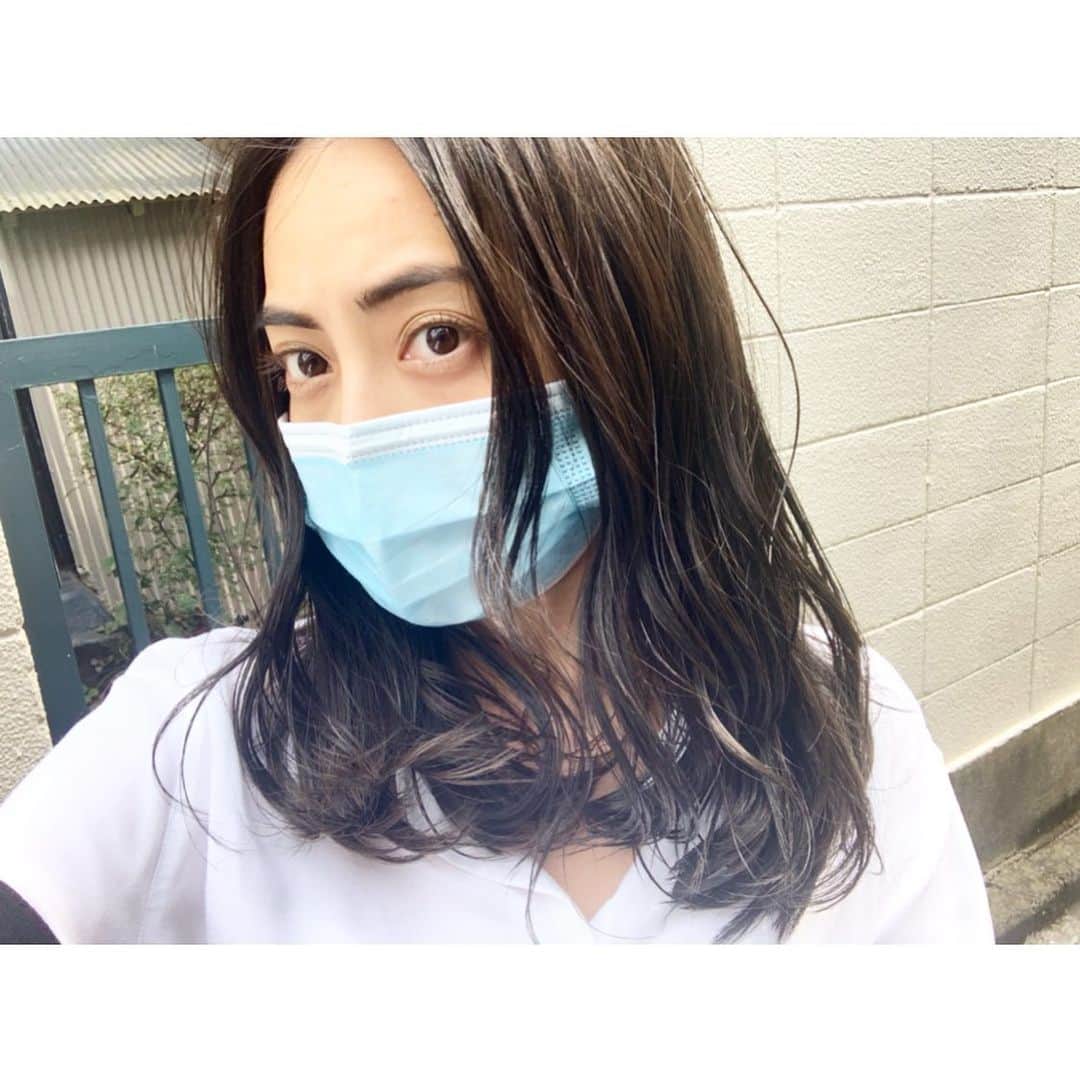 廣瀬麻伊のインスタグラム：「新しい髪色の 色味はブルージュ。  少し気になってたので オーダーして見ました。  いやぁー、嬉しぃ🥰  @kei_sadam さん  艶々にして頂き、 いつも有難うございます🌻  #newhair」