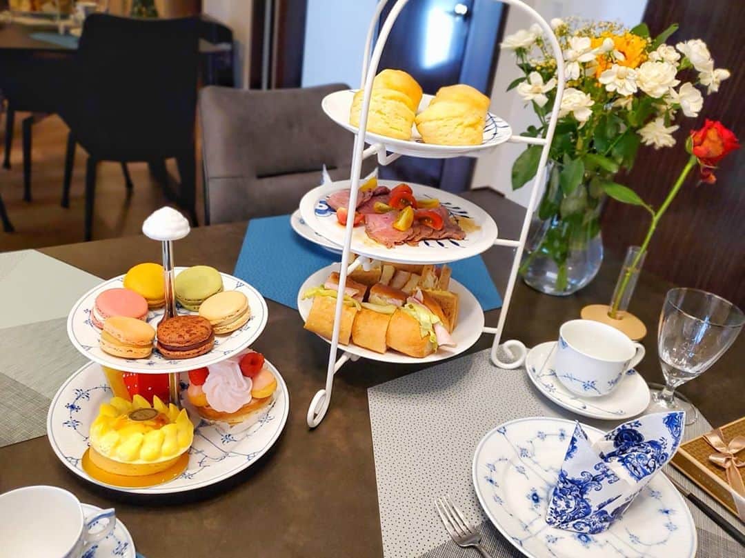 佐藤夏希のインスタグラム：「お家アフタヌーンティー☕🍰❤️ かわいいに溢れて幸せ時間でした☺️♡  * * * #アフタヌーンティー#afternoontea #ママスタグラム#mamastagram#アフタヌーンティーティールーム #子連れカフェ #ロイヤルコペンハーゲン#ママ#スイーツ#アフティ#ティータイム #mamastagram #男の子ママ#babyboy #sweets#3月生まれ #ママchan#マリアージュフレール#stayhome#マタニティ#マタニティライフ#妊娠記録」