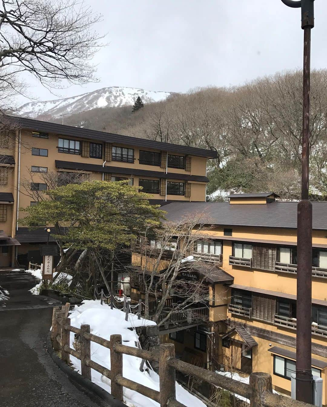 吉山りささんのインスタグラム写真 - (吉山りさInstagram)「今日の温泉タオルは 『大丸温泉旅館』さん♨️  私が行った時は とっても雪深くて❄😂🎬  でも混浴の露天風呂が めちゃくちゃ広くて最高なのです♨️  湯浴みを着るので 家族やカップルも一緒に入れちゃうのは嬉しい〜♨️👪👫  旅館も綺麗で 人気の秘密がとってもわかるお宿でした🥰  #大丸温泉旅館 #川の湯 #那須  #露天風呂 #湯浴み #混浴  #温泉 #美肌 #美容 #撮影 #景色 #こたつ  #モデル #吉山りさ #フリーモデル #温泉ソムリエ #温泉タオル #秘湯 #♨️  #温泉女子 #混浴 #混浴露天風呂 #hotsprings」8月13日 15時48分 - oreorerisa