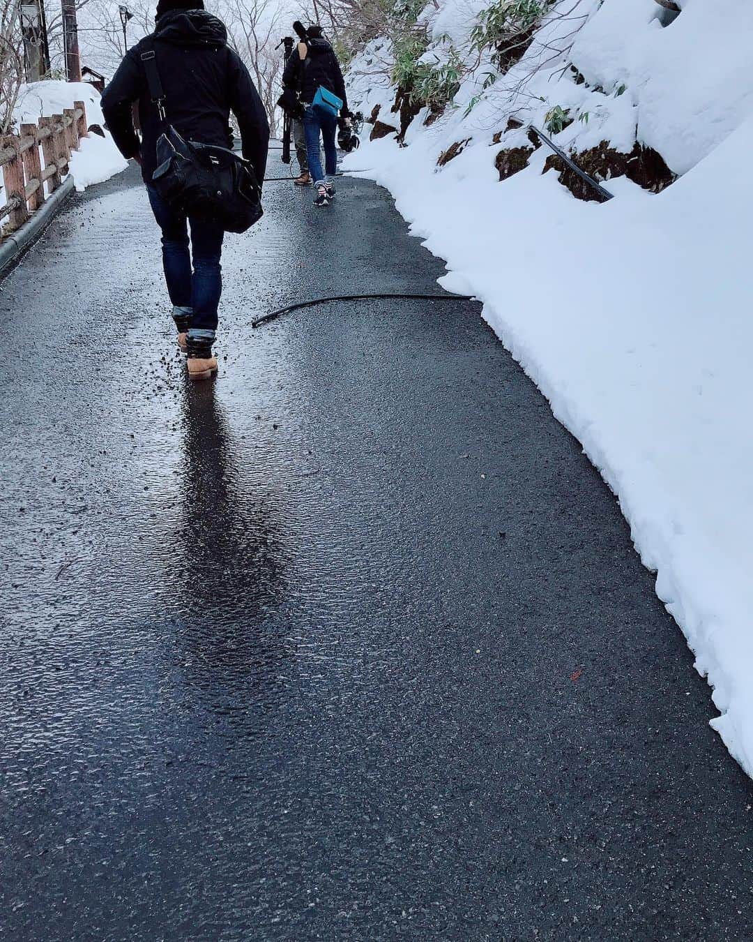 吉山りささんのインスタグラム写真 - (吉山りさInstagram)「今日の温泉タオルは 『大丸温泉旅館』さん♨️  私が行った時は とっても雪深くて❄😂🎬  でも混浴の露天風呂が めちゃくちゃ広くて最高なのです♨️  湯浴みを着るので 家族やカップルも一緒に入れちゃうのは嬉しい〜♨️👪👫  旅館も綺麗で 人気の秘密がとってもわかるお宿でした🥰  #大丸温泉旅館 #川の湯 #那須  #露天風呂 #湯浴み #混浴  #温泉 #美肌 #美容 #撮影 #景色 #こたつ  #モデル #吉山りさ #フリーモデル #温泉ソムリエ #温泉タオル #秘湯 #♨️  #温泉女子 #混浴 #混浴露天風呂 #hotsprings」8月13日 15時48分 - oreorerisa