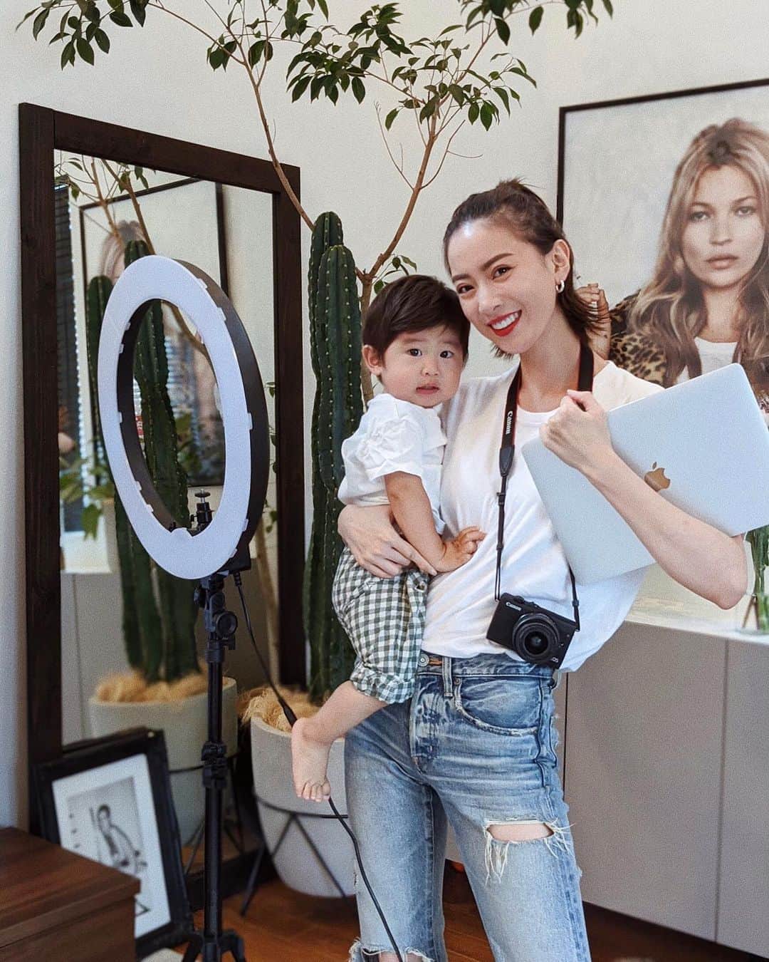 ソンイのインスタグラム：「お知らせです❣️﻿ 近日にYouTubeチャンネルを開設します🥳🎉﻿ ﻿ サポートしてくださるチームに恵まれて、ただ今絶賛準備中です✊🏻🔰﻿ 形から入るタイプなのでYouTube用の機材もバッチリ🤞🏻笑﻿ ﻿ インスタでも割とライフスタイルは見せてる方だと思うのですが、YouTubeではもっともっと飾らない素すぎる私をお見せしたり、料理や幼児食やインテリアなど皆さんのためになるコンテンツを用意できるように頑張ります❣️❣️❣️﻿ 息子や旦那さんも登場するよ👦🏻👨🏻﻿ ﻿ 初回公開日が決まったらまた告知させてください🌻﻿ チャンネル登録してくれたら本当に本当に嬉しいです🥺💖﻿」