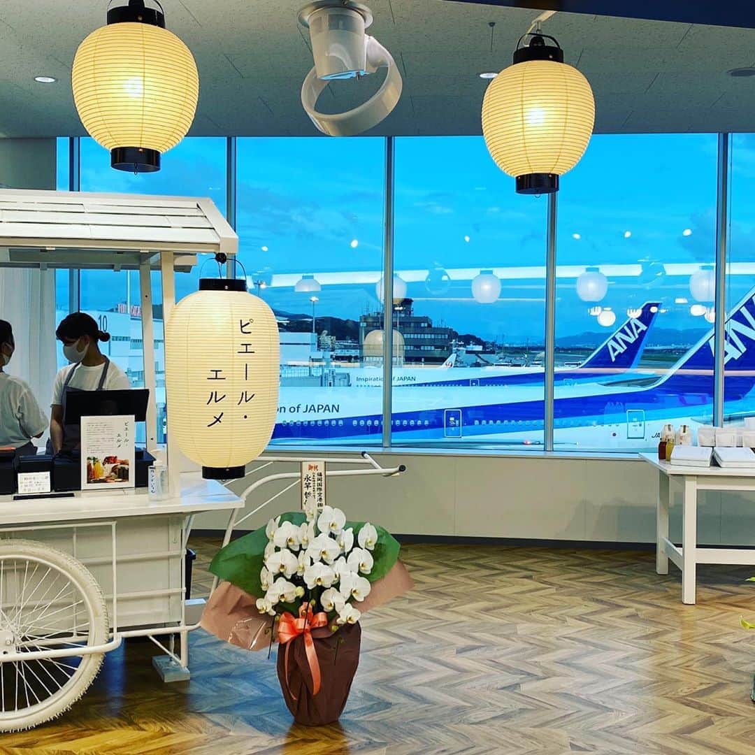 林信行さんのインスタグラム写真 - (林信行Instagram)「先週の九州出張以来なんか忙しくてインスタ/Facebook投稿が止まり、投稿するネタばかりが溜まっています… ということでオープン翌日に訪れた #福岡空港 の新エリア。 夕陽を見ながらアペリティーボできるフードコートは正直、ラウンジより開放的で気持ちいいです！ 3階のピエールエルメはマカロンだけでなく、 #ピエールエルメ が全国から集めて来た良品を販売しています。 福岡空港に行く人は早めのお出かけで空港を楽しみましょう (羽田も楽しいことになっています！飛行機少ない分、来る人も少ない、おまけに広いので密になることも少ない地上を楽しむために行く空港はコロナ時代注目のスポットかも！) #FUK」8月13日 15時53分 - nobihaya