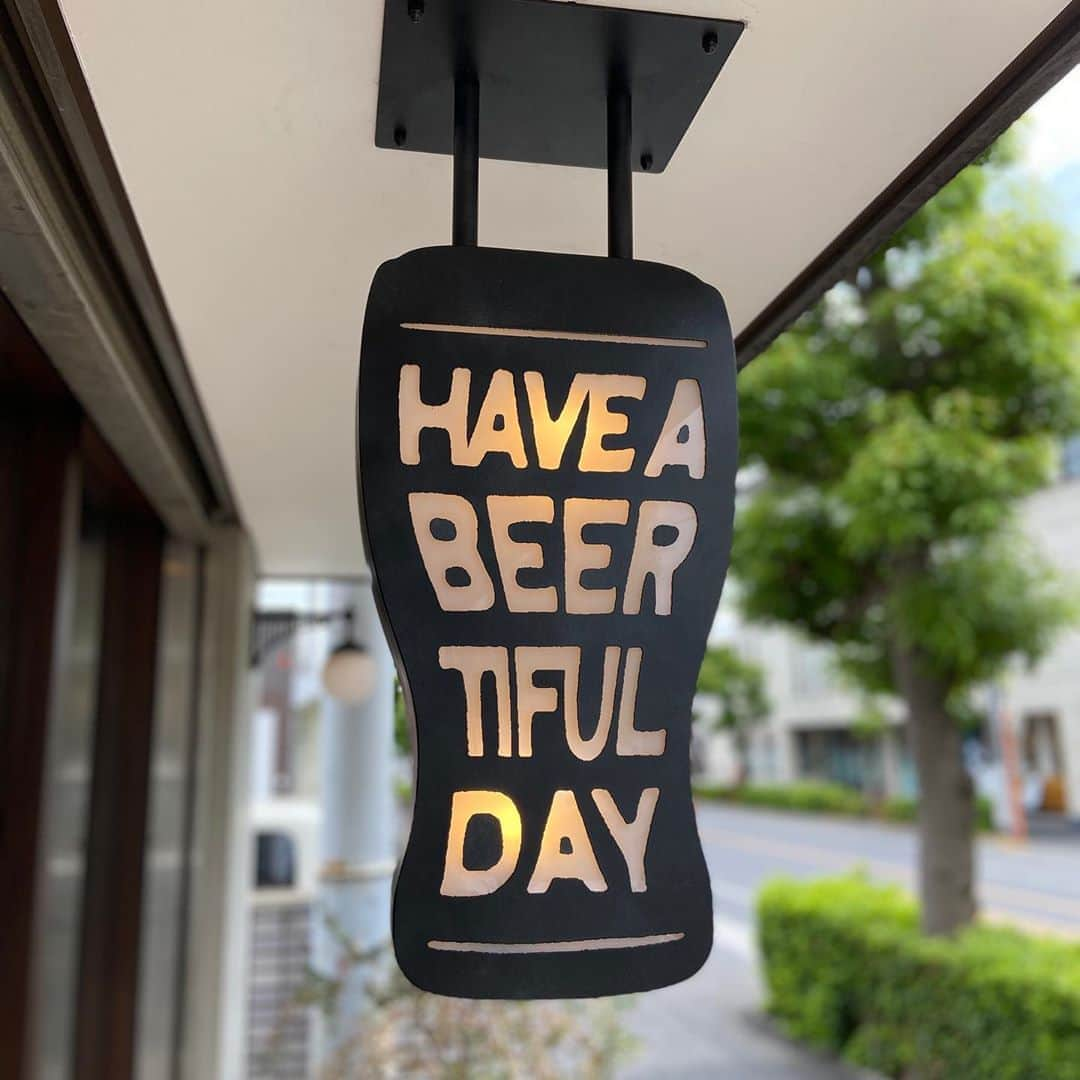 手紙社さんのインスタグラム写真 - (手紙社Instagram)「【TEGAMISHA BREWERY】　　本日の生ビールのラインナップです。3と9が新たに登場です。4のヘリオスはもう少しで終わりそうですよ。お早めにどうぞ。本日もお待ちしてます。 ﻿ 1.Norwegian Set Upper﻿ 醸造所：IZUMIブルワリー（東京都狛江市）﻿ Style: ペールエール﻿ オレンジを思わせる柑橘の香りが漂い、アメリカンペールエールの仕上がり。ゴクゴクと飲めて、しみじみと美味いビール。﻿  ﻿ 2.B.C.S Lager 醸造所：IZUMIブルワリー（東京都狛江市）﻿ Style: アメリカンピルスナー アロマもフレーバーもフルーティーさをしっかりと加えたピルスナー。アメリカ大手のピルスナーとは全く異なるホップフレーバー満載のアメリカンピルスナー。  3.YOKOHAMA XPA 醸造所：サンクトガーレン（神奈川県厚木市）﻿ Style: アメリカンIPA ホップを大量に使っているが苦いだけでなくモルトの甘みやホップの華やかな香りが特長。﻿ ﻿ 4.青い空と海のビール 醸造所：ヘリオス（沖縄県八重瀬町）﻿ Style: ヴァイツェン フルーティーな香りと味わいが特徴で泡まで美味しいビール。﻿ ﻿ 5.クラシック 醸造所：ベアレンビール（岩手県盛岡市）﻿ Style:ドルトムンダー コクと苦味のバランスの良い本格ラガー。何杯でも飲める、飲み飽きしない味わい。 ﻿ 6.空想ブラックベリー﻿ 醸造所：アンドビール（東京都杉並区）﻿ Style: フルーツスタウト﻿ ブラックベリーをふんだんに使用し、ベリーの酸味がスタウトの甘みにうまく乗りスルスル飲める。﻿ ﻿ 7.カシミロア﻿ 醸造所：VERTERE（東京都奥多摩町）﻿ Style: ニューイングランドIPA﻿ ピーチ、ぶどう、パイン、シトラスのアロマとフレーバー。オーツ由来の濃厚な飲み口。　　　﻿ ﻿ 8.駒ヶ岳エール 醸造所：南信州ビール（長野県駒ヶ根市）﻿ Style: ゴールデンエール﻿ ゴールデンエールのストロングバージョンで濃厚で香りも豊かな淡色系ビール。口当たりがよくビール本来の麦芽も楽しめる。 ﻿ 9.Miyama Blonde 醸造所：志賀高原ビール（長野県山ノ内町）﻿ Style: ベルジャンスタイルセゾン  スッキリとした飲み口とホップの個性が特徴でほのかな甘みと度数を感じさせない爽快さ。  TEGAMISHA BREWERY﻿ 営業時間13:00〜20:00﻿ 定休日 毎週月・火曜日﻿ 東京都調布市下石原2-6-14﻿ tel 042-444-0660﻿ ﻿ #TEGAMISHABREWERY #IZUMIブルワリー #サンクトガーレン　#ヘリオス #ベアレンビール #アンドビール #VERTERE #南信州ビール #志賀高原ビール」8月13日 15時57分 - tegamisha