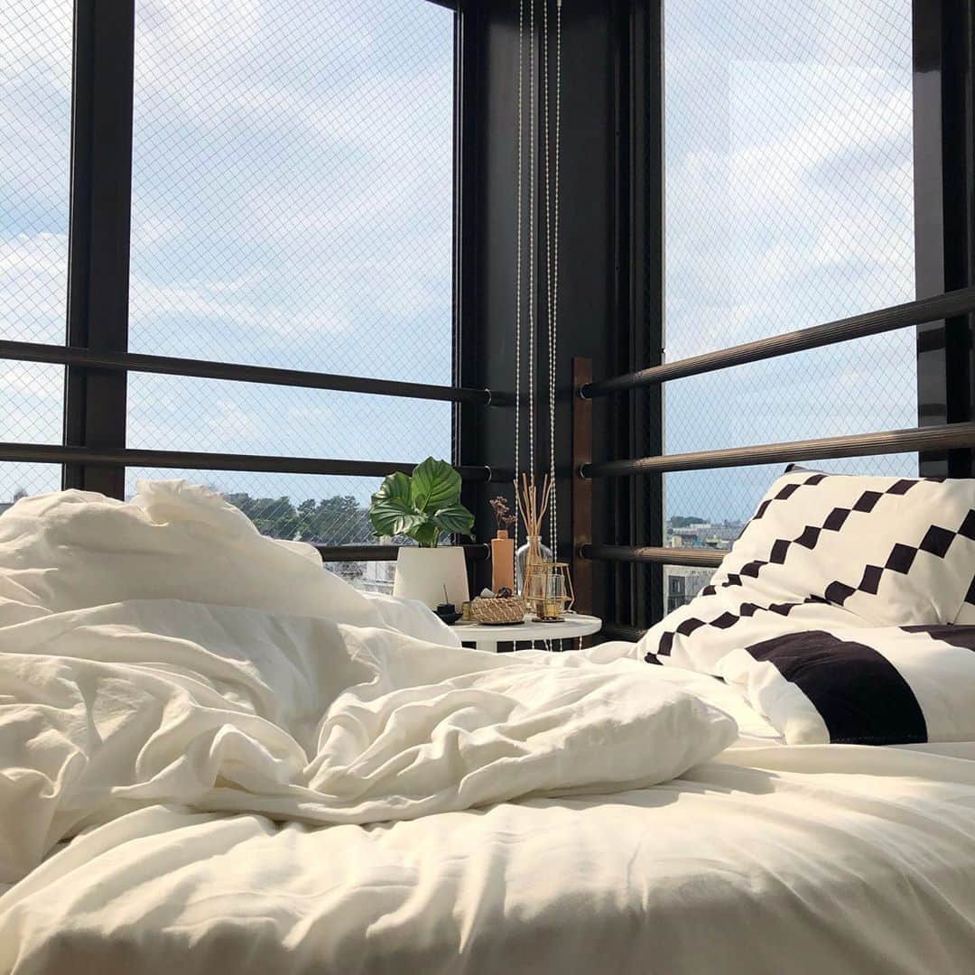 岩崎志保のインスタグラム：「🛏☀️🌿  大好きな我が家のベッドルーム 夏はちょっと暑いけどね🥵笑 サイドテーブルにはキャンドル・お香・CBDオイル・マッサージオイルとか置いてるよ！」