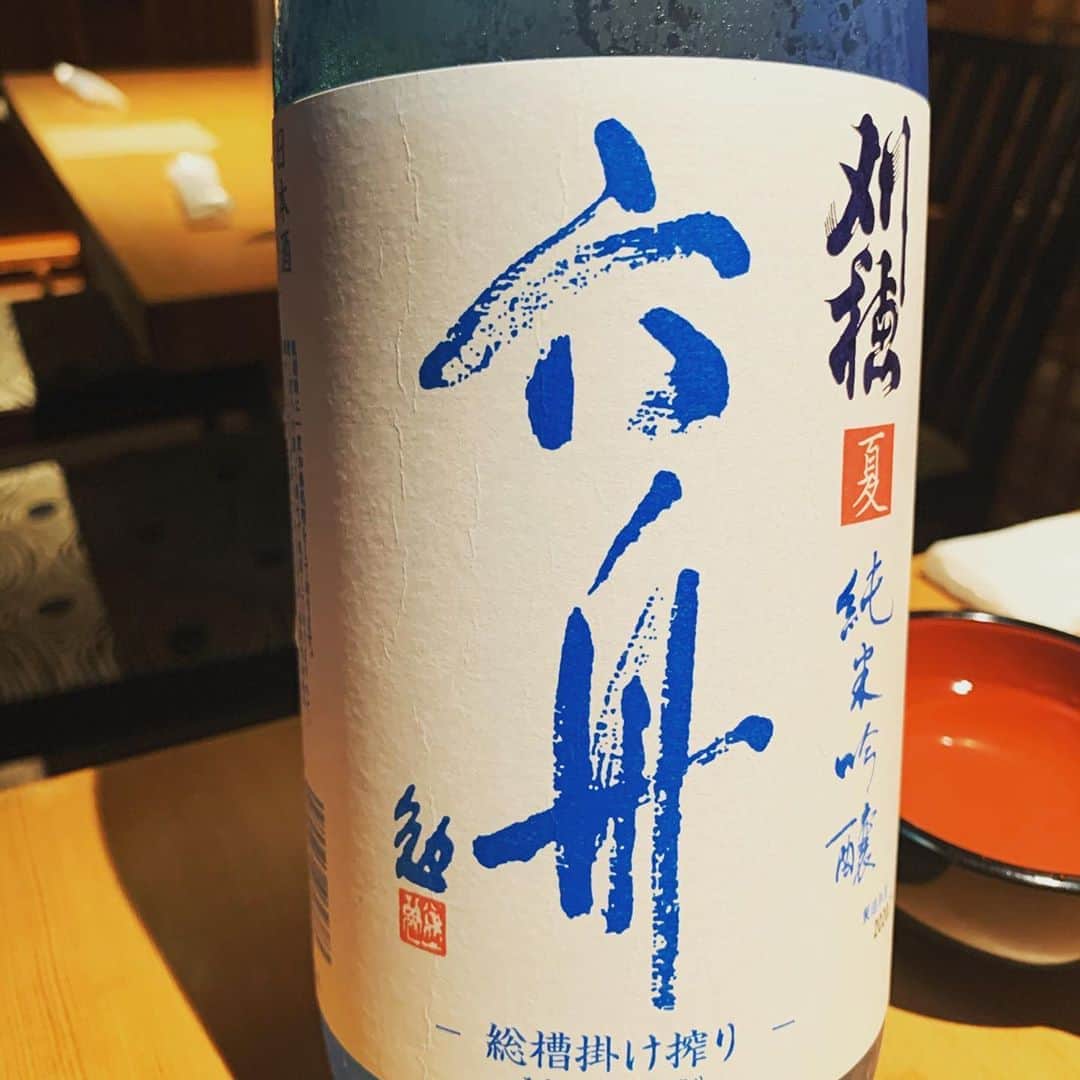 のインスタグラム：「魚金では各店舗のマネージャー達が 自分の好みや料理に合わせて お酒のセレクションしています  本日は西新橋魚金の夏酒  刈穂 夏純米吟醸六舟 Summer Mist  伝統の槽掛けしぼりで上槽した酒を、おりがらみのまま瓶詰めしました。夏の朝の霞（Mist）のようにキメ細かくさわやかな美味しさです。 魚金の夏の定番とうもろこしのかき揚げと共に是非お楽しみください  #新橋グルメ#魚金#日本酒#sake#寿司 #日本酒好きな人と繋がりたい#虎ノ門グルメ #夏酒#寿司好きな人と繋がりたい #japanesesake #sakestagram#居酒屋 #魚 好きな人と繋がりたい」