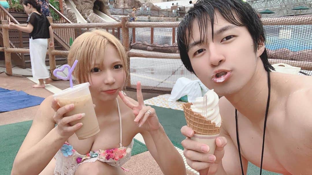 内山さんさんのインスタグラム写真 - (内山さんInstagram)「最近のアイス食べてる写真集🍦✨ あ、姉貴です。  I'm eating ice cream with my sister🍦✨  #icecream #sister #summerland #uchiyamasan」8月13日 16時06分 - uchiyamasan7322