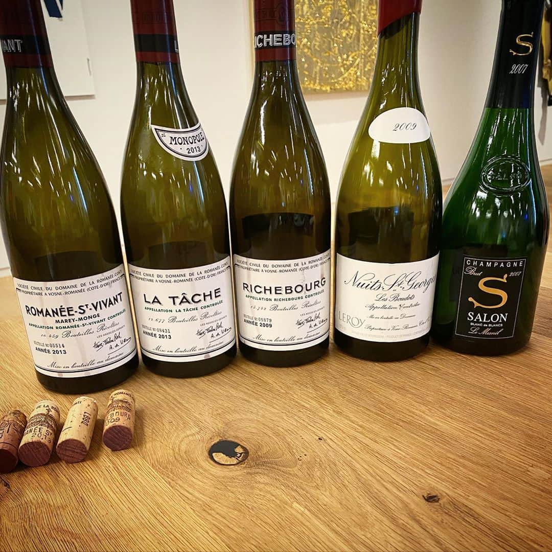 光本勇介のインスタグラム：「昨日の自宅ワイン会！2009年のリシュブールとルロアのニュイサンジョルジュの飲み比べ。その次に2013年のラターシュとロマネサンヴィバンの飲み比べ。美味しかった・・😵 #drc #domainedelaromaneeconti #leroy」