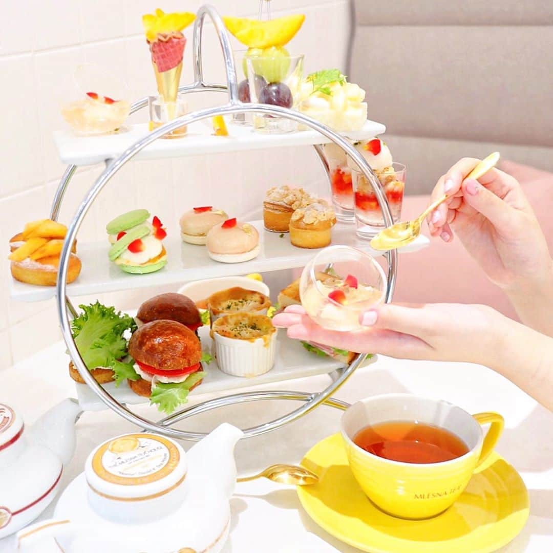 のインスタグラム：「♡ ♡ ♡ ♡ユイコの知らなかった世界♡ ～優雅なアフタヌーンティーの世界～ . .  ”女性がもっと綺麗になる”がコンセプトなスイーツ店 《フルーツパーラー＆ベーカリー Season & Co.》さん🎀 (@season_and_co）にて 8月限定の完全予約制アフタヌーンティー🍑✨ 桃とネクタリンのアフタヌーンティーを頂きました💕 . . 《内容紹介》 上段🍑桃のジュレ、コーンにアールグレイのクリームとネクタリン、巨峰とシャインマスカットとネクタリン串、桃のオープンサンド 中段🍑ケークペッシュ、桃のマカロン、桃のプチケーキ、桃のプチパフェ、ジャム入りスコーン 下段🍑パンラスクサラダ、ブリオッシュチキン、エビグラタン、ハムサンド、小菓子 . . ジュレやアイスたちは見た目も可愛らくて、 お味も爽やかで良い香りでとても癒されました🌹😍✨ 焼き菓子たちはしっとり系で、中にジャムが入っていたり口に入れた時のバランスと紅茶との相性も良くニコニコ完食☕️✨ そしてセイボリーはボリューミーでお野菜もお肉もしっかり味わえ、プリプリ食べ応えのあるエビが入ったグラタンも全部全部美味しくて大満足でした🥪💓✨ ネクタリンも甘くて美味しかった〜🤤🍑💕 . . こちらのアフタヌーンティーは、 19:30からの回に予約すると【夜の女子会特典】として 桃のスパークリングが1杯プレゼント🎁されますので 桃好きさんにも、アフタヌーンティー好きさんにも、 夜の女子会にもオススメなアフティです🤗🌙✨💕 . . 【フルーツパーラー＆ベーカリー Season & Co.】 アフタヌーンティー🍑※各回5組限定 12:00〜14:00／14:30〜16:30／17:00〜19:00／19:30〜21:30 予約は2日前までに電話または予約フォームから🎀✨ . ♡*:♡*:♡*:♡*:♡*:♡*:♡*:♡*:♡ . 世界はこんなにも色鮮やかで ときめきに溢れてる♡☆*:.｡. .  . #シーズンアンドコー#seasonandco #アフターヌーンティー#梅田カフェ#梅田グルメ#大阪カフェ#大阪スイーツ#大阪カフェ巡り#大阪観光 #梅田スイーツ#大阪アフタヌーンティー#桃スイーツ#桃活2020#アフタヌーンティー巡り#大阪ディナー#梅田ディナー#大阪デート#インスタグルメアワード2020#travelnotepic#trevary#petrel_jp#lafary_jp#pinkteen_girls#retrip_gourmet#purelamo#genic_cafe#genic_sweets#キラプリ#キラキラプリンセス @4meee_com」