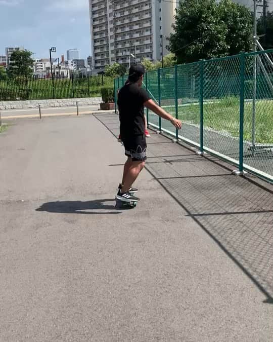 星野光正のインスタグラム：「午前中。  体幹トレーニングと称して息子達の遊びに乗っかる。  暑い。(；´Д`A  #プロダーツプレイヤー #ダーツインストラクター #エスダーツ  #エスダーツオフィシャルプレイヤー  #ダーツ #星野光正 #星野飯 #三児のパパ #アラフォーパパ #料理好き #体幹トレーニング」