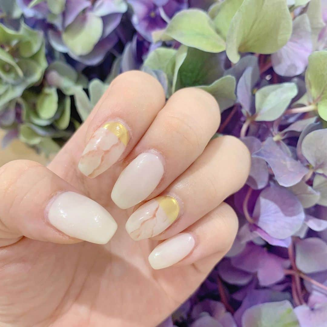 空山菜摘さんのインスタグラム写真 - (空山菜摘Instagram)「♡ nail💅 . . popup前に @gloss_misato さんに してもらったネイル〜💖 ロキエ行くようになってから もう3年くらい経つねんけど この日やっと @mizuki_happiness_official さん に会えたねん〜🥺❤️🥺 . . @kazumi_rochie さんも釘付けなる 綺麗さやし、ロキエにいる人みんな気さくで 話しやすくて、友達にもフォロワーさんにも めっちゃおすすめできる😍 京都で眉毛&まつげやってもらうなら 絶対かずみさん‼️‼️ . . . . . #Gloss #天然石ネイル #大理石ネイル #シンプルネイル #京都ネイルサロン #ニュアンスネイル #夏ネイル #アンティークネイル #パラジェル #ネイルデザイン #グレージュネイル #ベージュネイル #河原町ネイルサロン #gloss河原町」8月13日 16時28分 - natsumi_sorayama