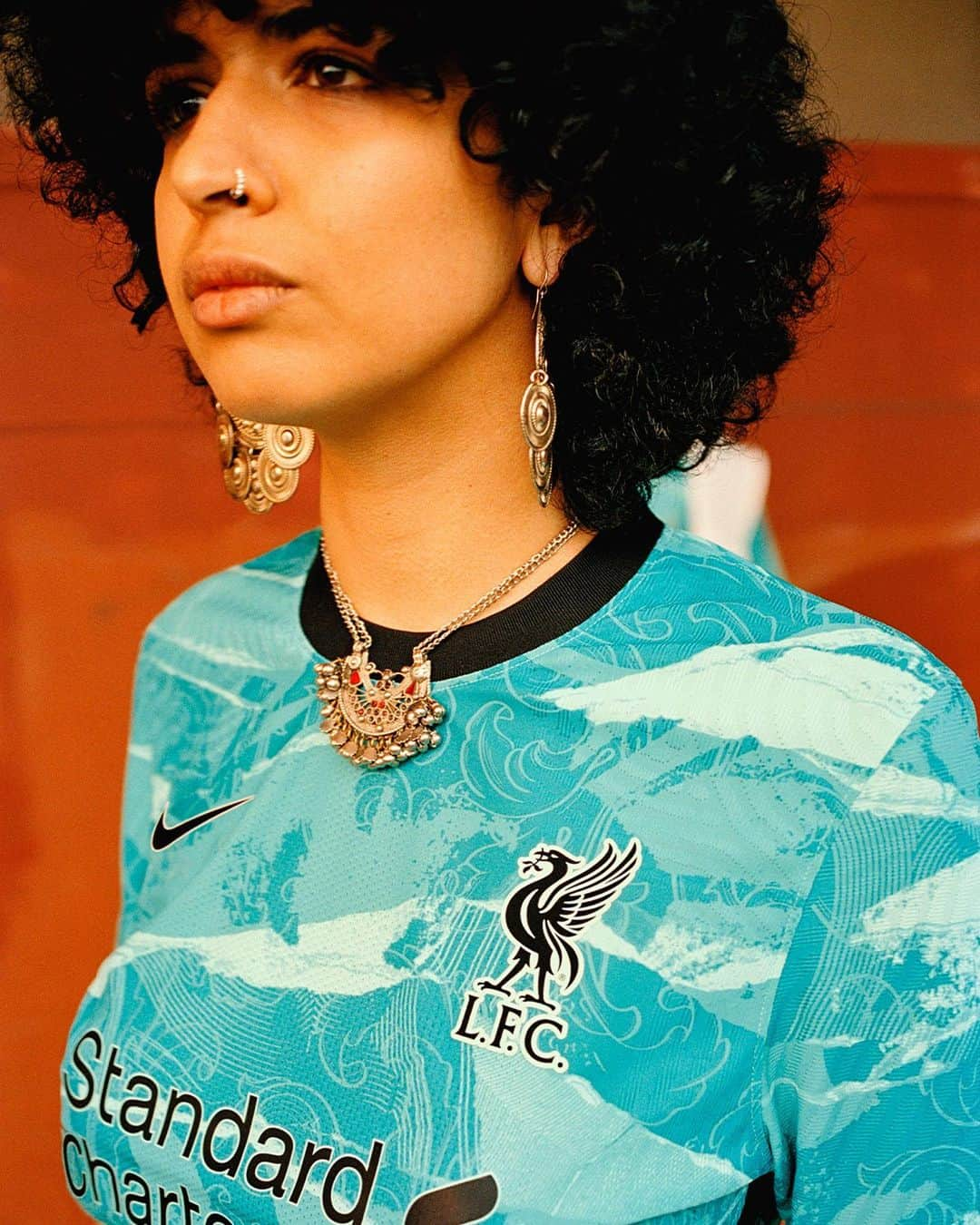 ナイキフットボールさんのインスタグラム写真 - (ナイキフットボールInstagram)「Taking Scouse style out of the city, the Liverpool FC away kit has landed.   Symbolic of the city and the club, the design has an all over torn collage that repeats acanthus leaves from the iconic Shankly gates outside Anfield stadium. 🍃🌪️  Hit the link in bio to get yours. First access to Nike Members. 🔗👀#tellusnever #upthereds」8月13日 16時32分 - nikefootball