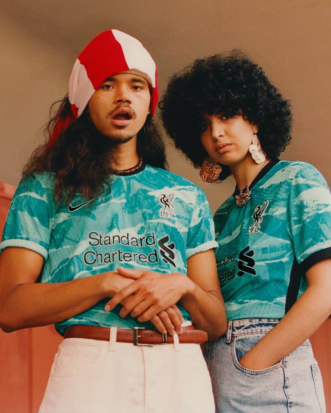 ナイキフットボールさんのインスタグラム写真 - (ナイキフットボールInstagram)「Taking Scouse style out of the city, the Liverpool FC away kit has landed.   Symbolic of the city and the club, the design has an all over torn collage that repeats acanthus leaves from the iconic Shankly gates outside Anfield stadium. 🍃🌪️  Hit the link in bio to get yours. First access to Nike Members. 🔗👀#tellusnever #upthereds」8月13日 16時32分 - nikefootball