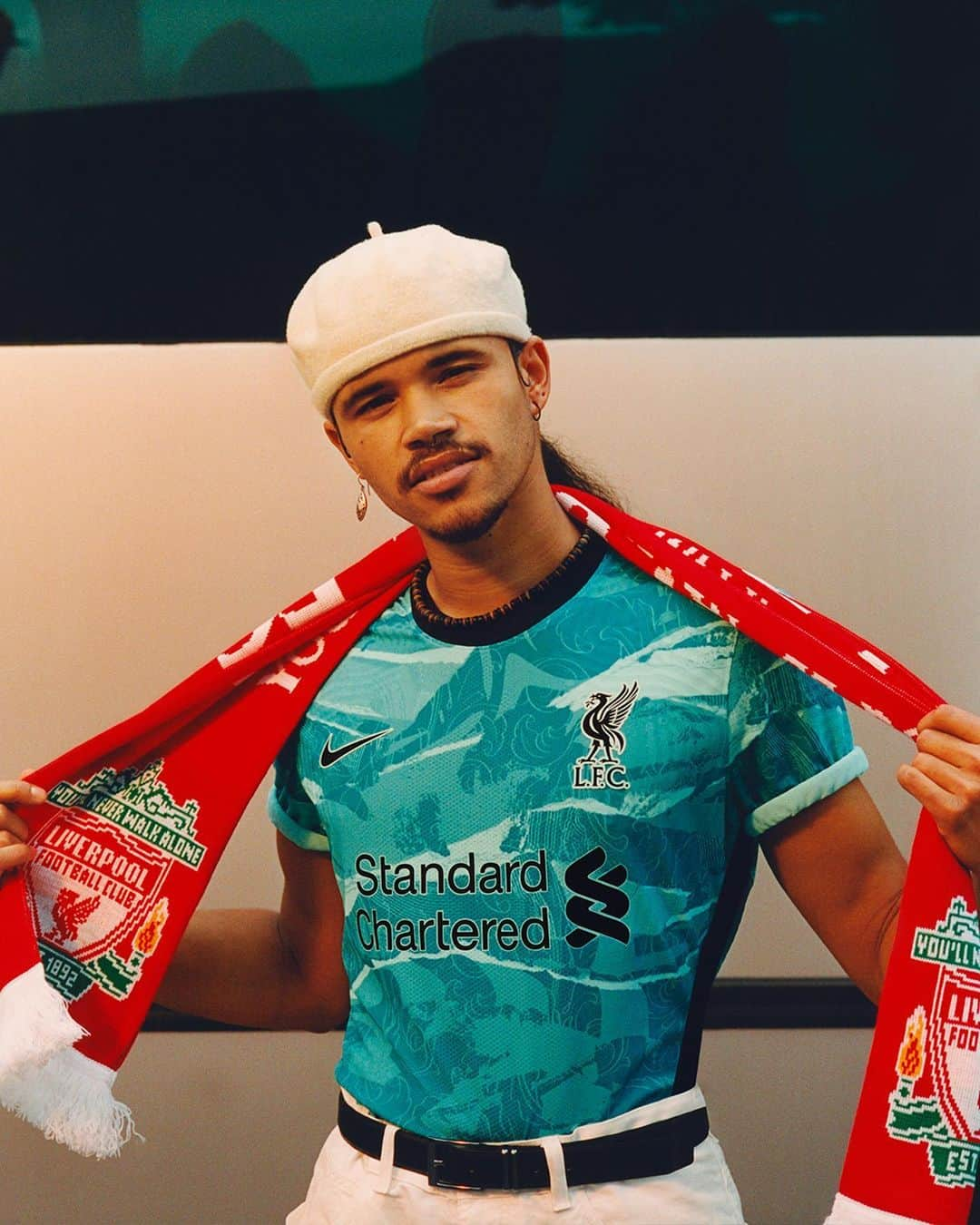 ナイキフットボールさんのインスタグラム写真 - (ナイキフットボールInstagram)「Taking Scouse style out of the city, the Liverpool FC away kit has landed.   Symbolic of the city and the club, the design has an all over torn collage that repeats acanthus leaves from the iconic Shankly gates outside Anfield stadium. 🍃🌪️  Hit the link in bio to get yours. First access to Nike Members. 🔗👀#tellusnever #upthereds」8月13日 16時32分 - nikefootball