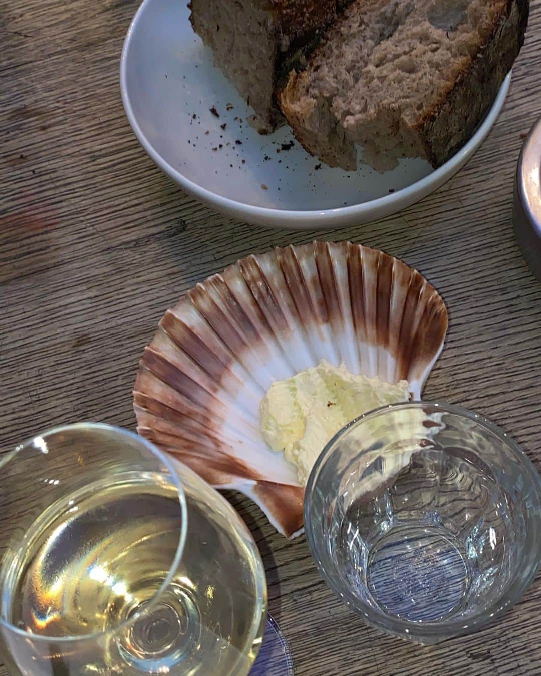 Mathilde Goehlerのインスタグラム：「I missed eating too much bread before dinner starts」