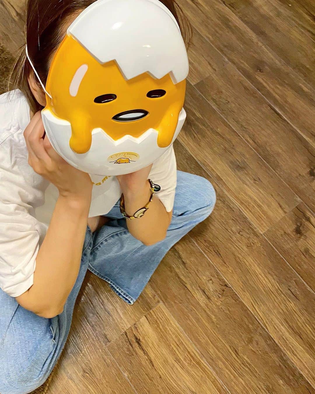 富久美玲のインスタグラム：「_ . 妹が見つけて買ってきてくれたお面🍳 . #お面#ぐでたま#gudetama#sanrio」