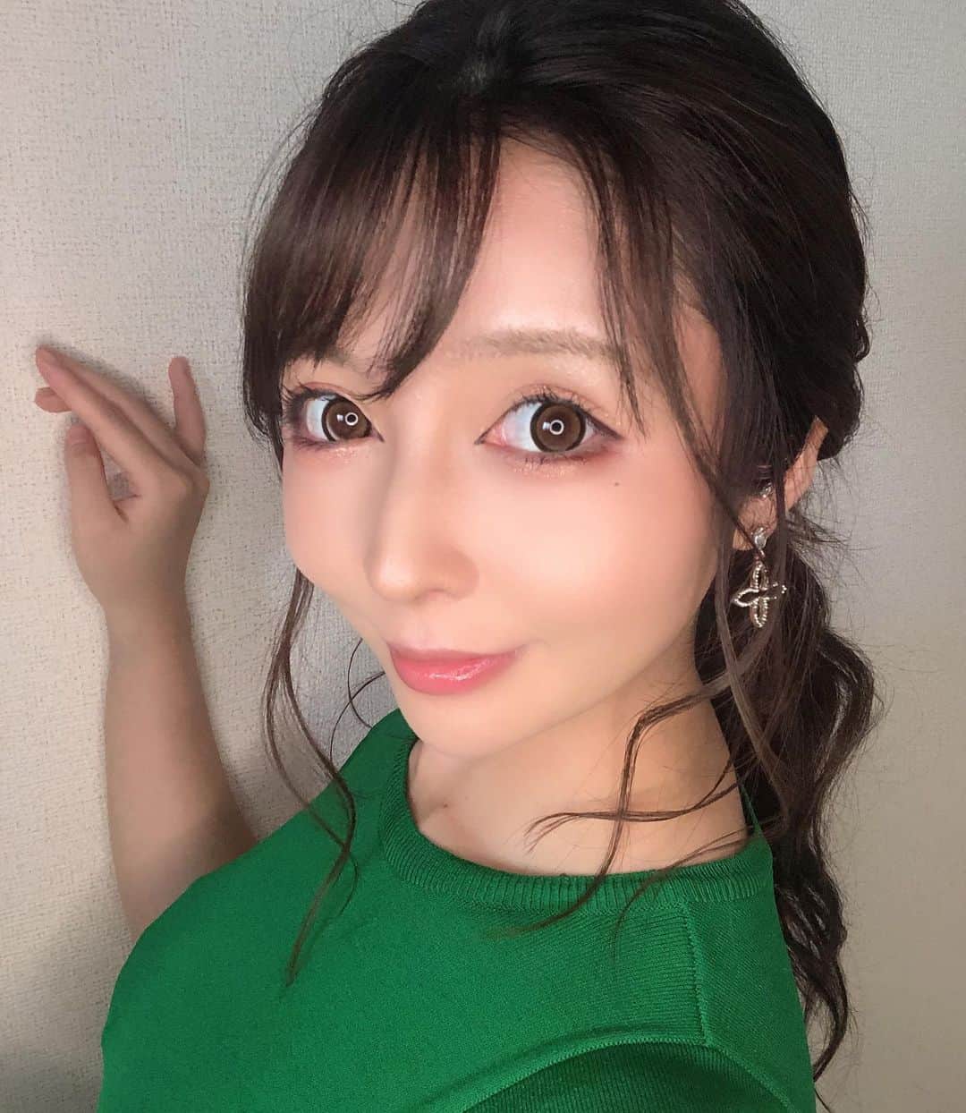 のインスタグラム：「髪の毛アレンジ楽しい♥️  #お洒落#髪の毛 #ロングヘアアレンジ #ロングヘア#ポニーテール #ポニーテールアレンジ #夏 #ヘアアレンジ #エクステ#シールエクステ#プルエクステ#ダークカラー #楽しい#美容#コスメ」