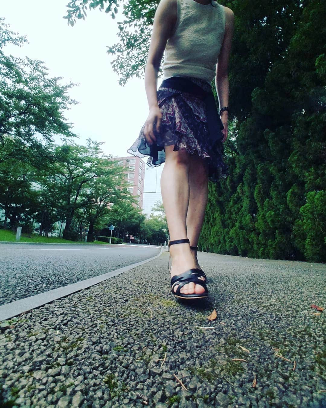 常世晶子さんのインスタグラム写真 - (常世晶子Instagram)「はぁーい！今日は久しぶりにミニスカートです💦全身を撮ろうと地面にカメラを置いてみたけれど難しいのね…。暑いから短い方が良い気がする。  #とにかく暑い #夕方はどうにか  #またざーっと降るのかな？  #2020 #アナウンサー」8月13日 16時36分 - tokoyo_shoko