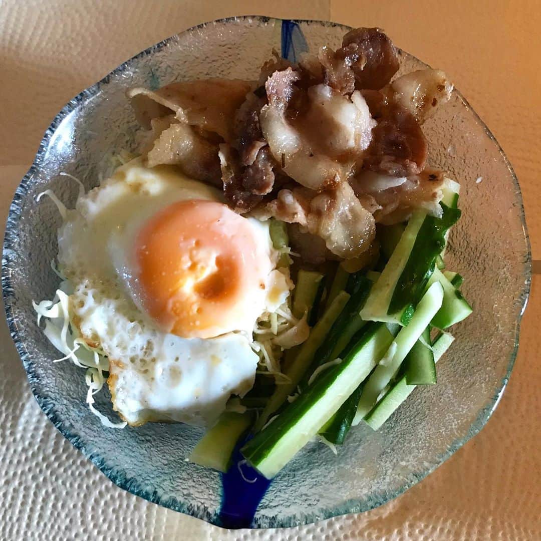 MOOMINのインスタグラム：「今日のお昼ごはん エキゾチックスタミナ胡麻冷やし中華 お肉に月桃パウダーで香り付け、美味い！ ペロリと完食しちゃいました♪ もちろんドリンクは月桃茶  #月桃料理 #月桃ライフ #絶好調 #エキゾチック」