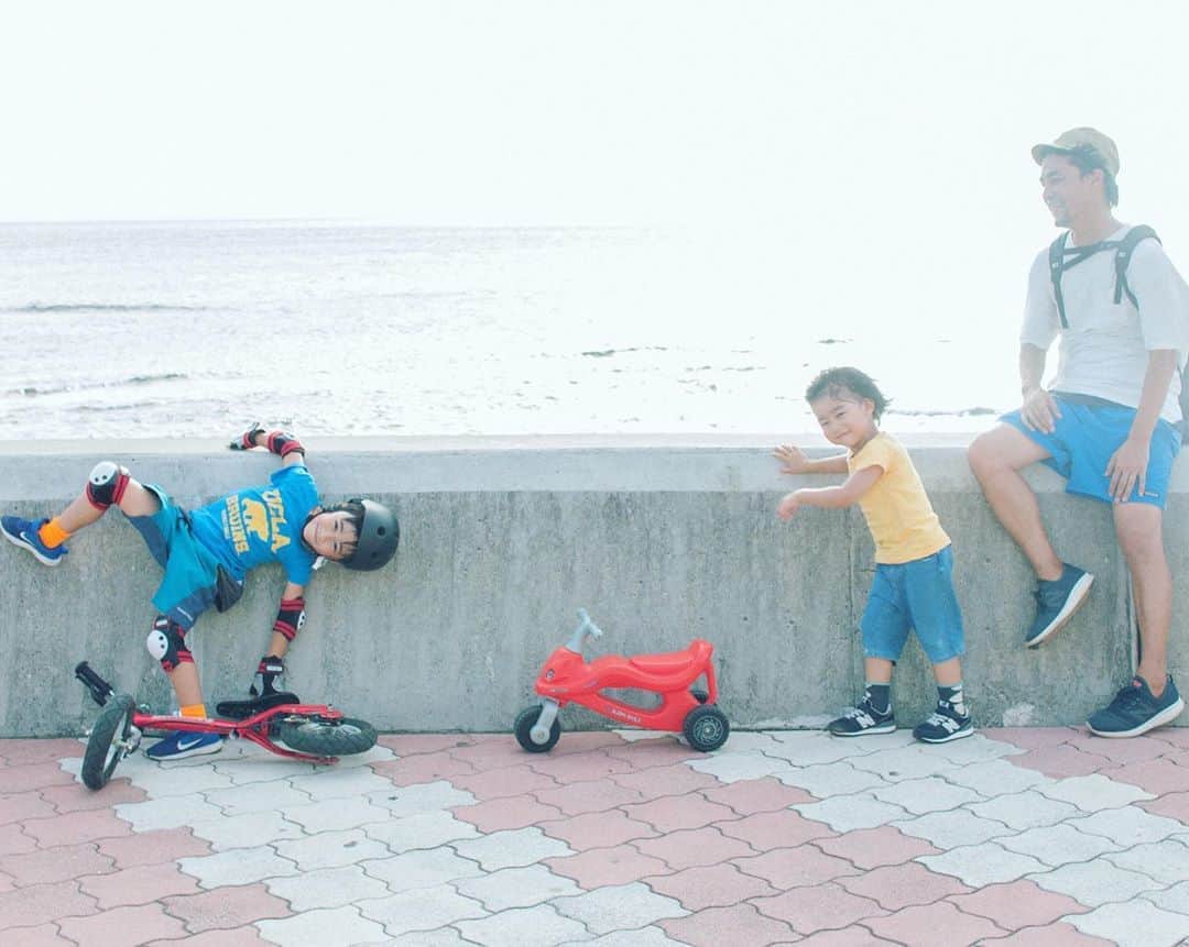 セソコマサユキのインスタグラム：「海を背にセソコボーイズでカッコつけようとしたけどダメでした。  #沖縄 #移住 #子育て #北谷町」