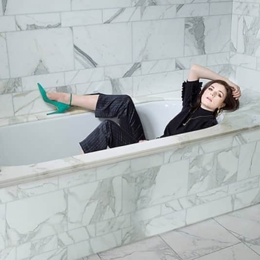ルパートサンダーソンのインスタグラム：「#RSWomen I @weemissbea wears her Balance pumps I 📸 @pal_hansen for @graziauk I Styled by @hopelawrie I #AsSeenOn #AislingBea #HeatwaveRelief #RupertSanderson」