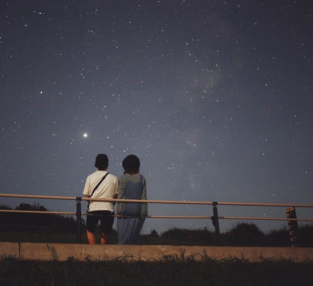 pan.812のインスタグラム：「ㅤㅤㅤㅤㅤㅤㅤㅤㅤㅤㅤㅤㅤ ㅤㅤㅤㅤㅤㅤㅤㅤㅤㅤㅤㅤㅤ 誕生日、前夜祭 お寿司を食べてから🍣 流星群を見るために 城ヶ島公園へ行きました🚗 ㅤㅤㅤㅤㅤㅤㅤㅤㅤㅤㅤㅤㅤ 満点の星空の下 誕生日を迎え 幸せの最高潮💫 ㅤㅤㅤㅤㅤㅤㅤㅤㅤㅤㅤㅤㅤ あんなに流れ星を見たのは 初めてだったなあ〜 カメラには流れ星映らなかったけど。笑 天の川まで見れました。。 ㅤㅤㅤㅤㅤㅤㅤㅤㅤㅤㅤㅤㅤ 26歳いいスタートでした。 ありがとう！ ㅤㅤㅤㅤㅤㅤㅤㅤㅤㅤㅤㅤ ㅤㅤㅤㅤㅤㅤㅤㅤㅤㅤㅤㅤㅤ #20200812 #流星群 #ペルセウス座流星群 #星空#星#📷#🌟#🌠ㅤㅤㅤㅤㅤㅤㅤㅤㅤㅤㅤㅤ」