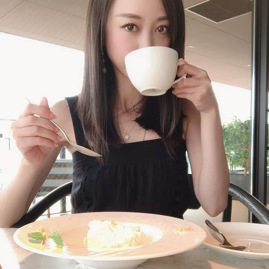 瑛蓮のインスタグラム：「甘い味がなくならないうちに、珈琲を飲むと極楽を感じるタチなので、 その瞬間を絶え間なくする為に、両手を駆使して、絶妙なタイミングを逃さない様に、遂に出来る様になりました。  #瑛蓮 #タイミング #逃してはならない」