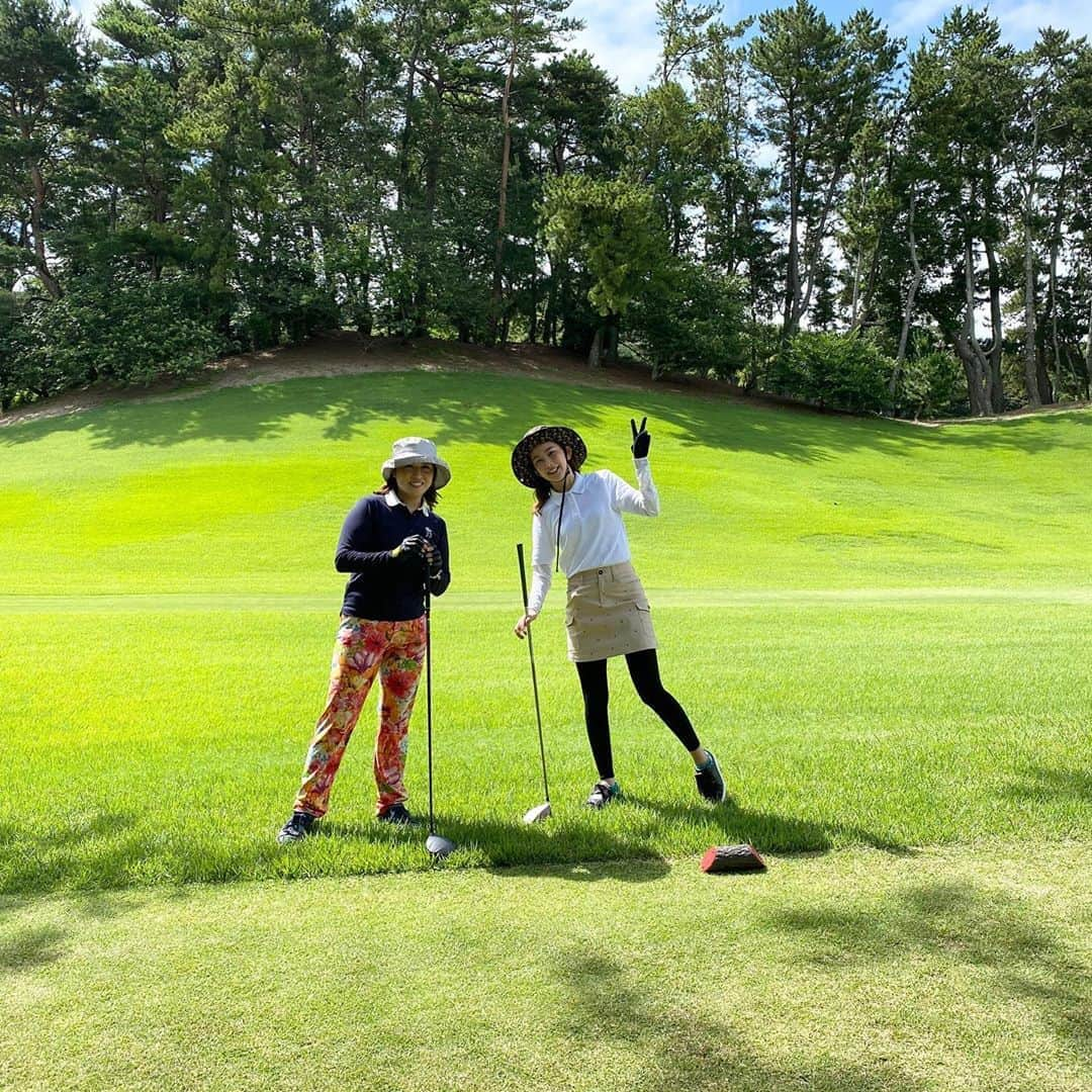 中上真亜子さんのインスタグラム写真 - (中上真亜子Instagram)「めちゃくちゃな晴天の下、 今年は残念ながら中止になってしまった KBCオーガスタの特番収録をして来たよ⛳️  芥屋ゴルフ場の1枚！ 海と松が90度ずれても違和感ないよ、なんで🌲🌊  男子プロの皆さんとホークスレジェンドOBの皆さんとのドリームマッチ⛳️  溶けそうだったけれども、とっても楽しかったです☺️みなさまありがとうございました⛳️オンエアは8/30（日）KBC13:55〜15:20です📺よかったら是非に⛳️  そしてストーリーズには載せたんだけれども、しましまの靴下を履いてたらしましまに日焼けしてました🦓 この夏どう過ごそう🦓  その後の写真はこないだプライベートで行った芥屋⛳️ #触発されて今日は打ちっぱなしへ」8月13日 16時51分 - maako_nakagami