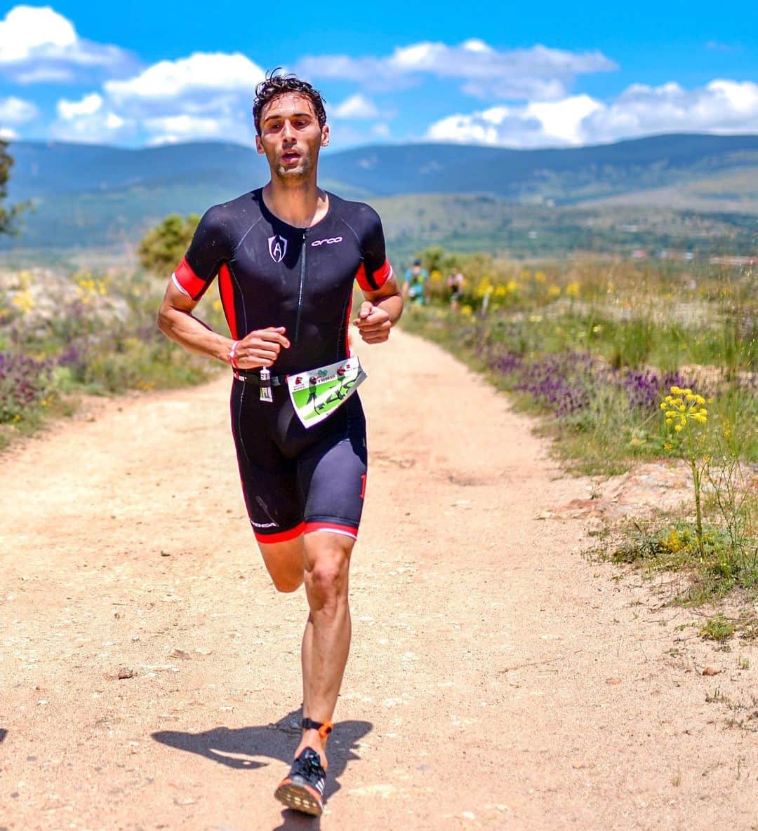 アルバロ・アルベロアのインスタグラム：「Tras la  cancelación de la @edprnrmadridmaraton el reto que tenía con @valentisanjuan queda aplazado hasta nueva orden... ¿Y ahora que hacemos, jabalí? 🤣🙈 No sé si nos volveremos a poner un dorsal este año, mientras tanto a disfrutar entrenando. 🤟🏼💪🏼」