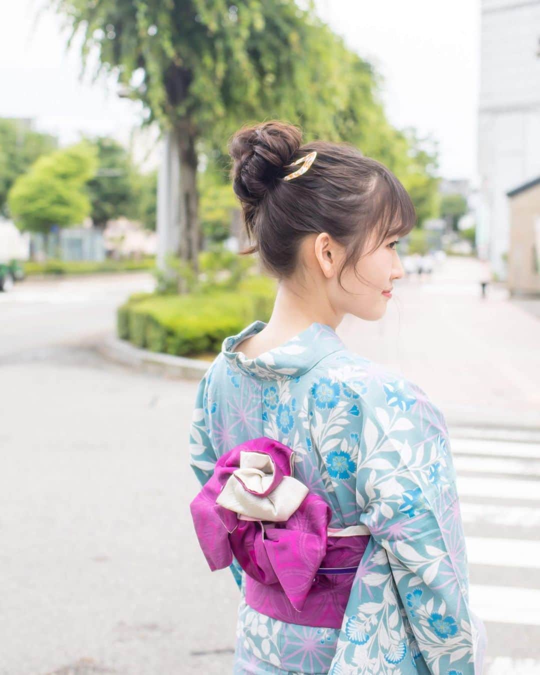 金沢着物レンタルshop心結〜kokoyui〜のインスタグラム：「浴衣でぶらぶら旅行気分🌻  こんな時だからこそ地元のお客様にも浴衣を着て楽しんで頂きたいです^ ^  見慣れた場所もいつもとは違う景色になるかも♪  ⚫︎金沢駅前 着物レンタル心結(ここゆい)  ⚫︎営業時間 : 9:00〜18:00 ⚫︎address : 金沢市本町1-3-39 ⚫︎tell : 076-221-7799 ⚫︎金沢駅から徒歩5分  ⚫︎コインパーキング補助あり  心結の着物一覧▶@kokoyui_kimono 振袖や袴はこちら▶@kokoyui_furisode 七五三やお子さんの着物はこちら▶@kokoyui753 . #着物ヘア #ヘアセット #和服 #着物 #着物コーディネート #きもの #着物女子 #着物男子」