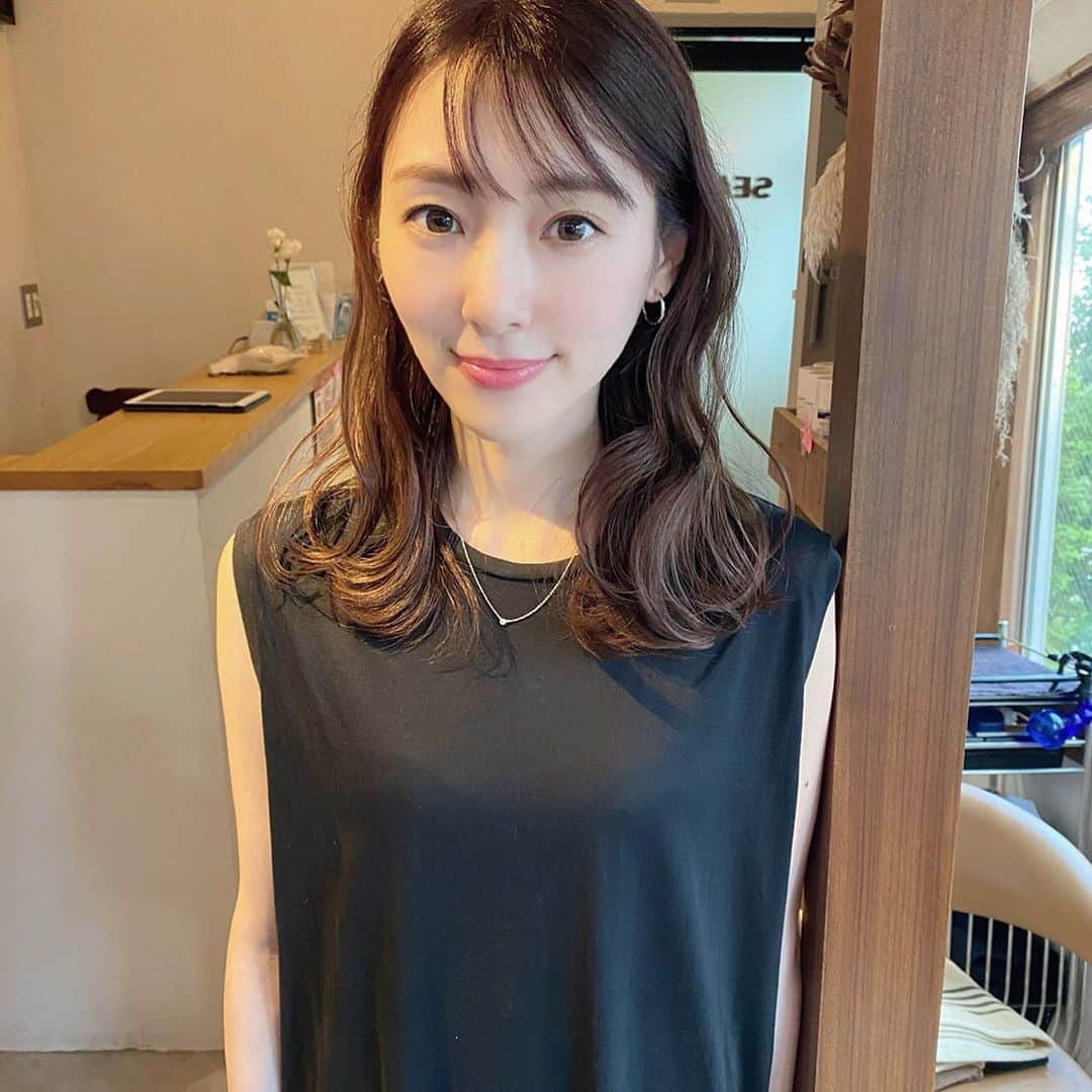 白木あゆみのインスタグラム：「. 少し髪を切りました！  毎日暑いけど皆さんお元気ですか？ 私はオーディションが続く日々です。 なれているつもりでもやっぱり心が追いつかなくなることも多くて、SNS更新が久しぶりになってしまいました。 でもすごーく元気です！暑いのはしんどいけど、やっぱり夏が好き！ . . インスタやっぱり長文になりがち😂」