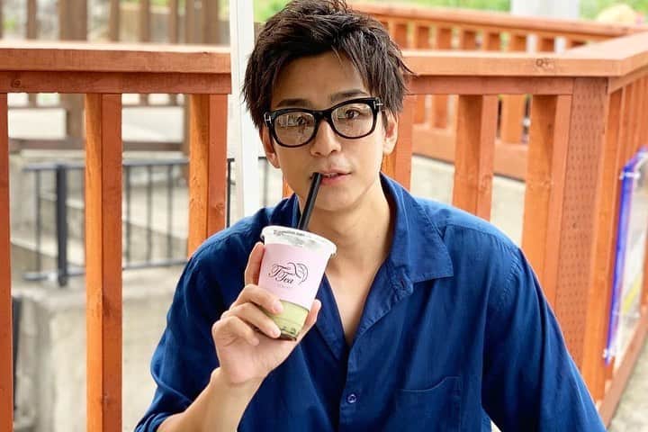 三浦翔平　ファンアカウントさんのインスタグラム写真 - (三浦翔平　ファンアカウントInstagram)「✨新ドラマ解禁✨ これ、去年の夏、撮影してたやつだね！ 解禁嬉しい🤩🤩🤩 しかも、もうすぐ！楽しみです🙌 ・ 『時をかけるバンド』 ＜話数＞ 全10話 ＜配信＞ FODと 中国の動画共有サイトYOUKU 2020年８月19日（水）スタート 毎週水曜日正午（中国時間11時）最新話配信（予定） ・ 音楽プロデューサー 亮 役 三浦翔平 くんコメント 今回、自称未来から来た謎の男、亮を演じさせて頂きました。 この作品はFODとYOUKUとの共同制作の新しい試みで、スミス監督の演出の元、至る所にクリエイティブな発想が散りばめられています。 また、これから発表される素晴らしい役者さんとも初共演ですが、爽やかでエネルギー溢れるお芝居に、素敵な刺激を沢山頂きました。 音楽×ラブコメ×SFと、盛りだくさんですが、話が進んでいくうちに全てが繋がっていきますので是非通して観て頂ければと思います。 世界中がこの様な状況の中で、ご覧頂く皆様に、少しでも明るく、笑えて、明日も頑張ってみるかと思って頂けたら嬉しいです。 ・ 企画 : 加藤達也さん コメント 1年前から準備してきたこの作品、新型コロナウィルスの影響を受けながらもやっと皆さんに見ていただけることになり、非常にうれしく思います。 韓国の原案である物語を、日本のクリエイター、俳優陣で大胆に解釈し再構成した物語のメインエンジンとなる主人公・亮という人物は、三浦翔平さんしかいないと思いオファーさせていただきました。 すると、まさかその後、別作品でもプロデューサー役を演じられて、大ヒット！  やはりプロデューサー役を演じていただくには、この方しかいなかったのだなと改めて確信しました。 撮影時、若いキャスト陣が多い現場で、この作品をいかに面白くするか、監督やスタッフ、出演者を鼓舞しながら、座長として作品を引っ張っていただいた三浦さんは、名実ともにプロデューサーのように、この作品を全力でまとめ上げていただきました。 この三浦翔平さんの熱量のもと、各キャスト、スタッフ全員で駆け抜けた全力の音楽ラブコメディになっております。 一年前には想像がつかなかった、この世界。 先が見えず、厳しい状況が続く中ではありますが、エンターテイメント作品として、少しでも気が晴れたり、笑えて明日への活力につながるような作品になればと思っておりますので、ぜひご覧ください。 ・ #時をかけるバンド#三浦翔平#主演#音楽プロデューサー亮#亮#フジテレビ#FOD#中国#YOUKU#配信#ドラマ#sf#音楽#バンド#ラブコメ#楽しみ」8月13日 17時00分 - shohei_fan