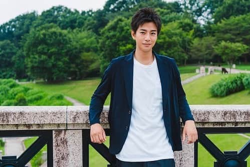 三浦翔平　ファンアカウントさんのインスタグラム写真 - (三浦翔平　ファンアカウントInstagram)「✨新ドラマ解禁✨ これ、去年の夏、撮影してたやつだね！ 解禁嬉しい🤩🤩🤩 しかも、もうすぐ！楽しみです🙌 ・ 『時をかけるバンド』 ＜話数＞ 全10話 ＜配信＞ FODと 中国の動画共有サイトYOUKU 2020年８月19日（水）スタート 毎週水曜日正午（中国時間11時）最新話配信（予定） ・ 音楽プロデューサー 亮 役 三浦翔平 くんコメント 今回、自称未来から来た謎の男、亮を演じさせて頂きました。 この作品はFODとYOUKUとの共同制作の新しい試みで、スミス監督の演出の元、至る所にクリエイティブな発想が散りばめられています。 また、これから発表される素晴らしい役者さんとも初共演ですが、爽やかでエネルギー溢れるお芝居に、素敵な刺激を沢山頂きました。 音楽×ラブコメ×SFと、盛りだくさんですが、話が進んでいくうちに全てが繋がっていきますので是非通して観て頂ければと思います。 世界中がこの様な状況の中で、ご覧頂く皆様に、少しでも明るく、笑えて、明日も頑張ってみるかと思って頂けたら嬉しいです。 ・ 企画 : 加藤達也さん コメント 1年前から準備してきたこの作品、新型コロナウィルスの影響を受けながらもやっと皆さんに見ていただけることになり、非常にうれしく思います。 韓国の原案である物語を、日本のクリエイター、俳優陣で大胆に解釈し再構成した物語のメインエンジンとなる主人公・亮という人物は、三浦翔平さんしかいないと思いオファーさせていただきました。 すると、まさかその後、別作品でもプロデューサー役を演じられて、大ヒット！  やはりプロデューサー役を演じていただくには、この方しかいなかったのだなと改めて確信しました。 撮影時、若いキャスト陣が多い現場で、この作品をいかに面白くするか、監督やスタッフ、出演者を鼓舞しながら、座長として作品を引っ張っていただいた三浦さんは、名実ともにプロデューサーのように、この作品を全力でまとめ上げていただきました。 この三浦翔平さんの熱量のもと、各キャスト、スタッフ全員で駆け抜けた全力の音楽ラブコメディになっております。 一年前には想像がつかなかった、この世界。 先が見えず、厳しい状況が続く中ではありますが、エンターテイメント作品として、少しでも気が晴れたり、笑えて明日への活力につながるような作品になればと思っておりますので、ぜひご覧ください。 ・ #時をかけるバンド#三浦翔平#主演#音楽プロデューサー亮#亮#フジテレビ#FOD#中国#YOUKU#配信#ドラマ#sf#音楽#バンド#ラブコメ#楽しみ」8月13日 17時00分 - shohei_fan
