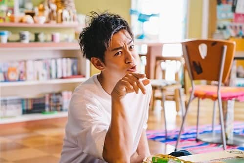 三浦翔平　ファンアカウントさんのインスタグラム写真 - (三浦翔平　ファンアカウントInstagram)「✨新ドラマ解禁✨ これ、去年の夏、撮影してたやつだね！ 解禁嬉しい🤩🤩🤩 しかも、もうすぐ！楽しみです🙌 ・ 『時をかけるバンド』 ＜話数＞ 全10話 ＜配信＞ FODと 中国の動画共有サイトYOUKU 2020年８月19日（水）スタート 毎週水曜日正午（中国時間11時）最新話配信（予定） ・ 音楽プロデューサー 亮 役 三浦翔平 くんコメント 今回、自称未来から来た謎の男、亮を演じさせて頂きました。 この作品はFODとYOUKUとの共同制作の新しい試みで、スミス監督の演出の元、至る所にクリエイティブな発想が散りばめられています。 また、これから発表される素晴らしい役者さんとも初共演ですが、爽やかでエネルギー溢れるお芝居に、素敵な刺激を沢山頂きました。 音楽×ラブコメ×SFと、盛りだくさんですが、話が進んでいくうちに全てが繋がっていきますので是非通して観て頂ければと思います。 世界中がこの様な状況の中で、ご覧頂く皆様に、少しでも明るく、笑えて、明日も頑張ってみるかと思って頂けたら嬉しいです。 ・ 企画 : 加藤達也さん コメント 1年前から準備してきたこの作品、新型コロナウィルスの影響を受けながらもやっと皆さんに見ていただけることになり、非常にうれしく思います。 韓国の原案である物語を、日本のクリエイター、俳優陣で大胆に解釈し再構成した物語のメインエンジンとなる主人公・亮という人物は、三浦翔平さんしかいないと思いオファーさせていただきました。 すると、まさかその後、別作品でもプロデューサー役を演じられて、大ヒット！  やはりプロデューサー役を演じていただくには、この方しかいなかったのだなと改めて確信しました。 撮影時、若いキャスト陣が多い現場で、この作品をいかに面白くするか、監督やスタッフ、出演者を鼓舞しながら、座長として作品を引っ張っていただいた三浦さんは、名実ともにプロデューサーのように、この作品を全力でまとめ上げていただきました。 この三浦翔平さんの熱量のもと、各キャスト、スタッフ全員で駆け抜けた全力の音楽ラブコメディになっております。 一年前には想像がつかなかった、この世界。 先が見えず、厳しい状況が続く中ではありますが、エンターテイメント作品として、少しでも気が晴れたり、笑えて明日への活力につながるような作品になればと思っておりますので、ぜひご覧ください。 ・ #時をかけるバンド#三浦翔平#主演#音楽プロデューサー亮#亮#フジテレビ#FOD#中国#YOUKU#配信#ドラマ#sf#音楽#バンド#ラブコメ#楽しみ」8月13日 17時00分 - shohei_fan
