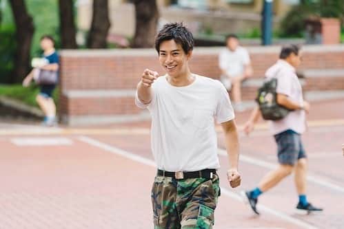 三浦翔平　ファンアカウントさんのインスタグラム写真 - (三浦翔平　ファンアカウントInstagram)「✨新ドラマ解禁✨ これ、去年の夏、撮影してたやつだね！ 解禁嬉しい🤩🤩🤩 しかも、もうすぐ！楽しみです🙌 ・ 『時をかけるバンド』 ＜話数＞ 全10話 ＜配信＞ FODと 中国の動画共有サイトYOUKU 2020年８月19日（水）スタート 毎週水曜日正午（中国時間11時）最新話配信（予定） ・ 音楽プロデューサー 亮 役 三浦翔平 くんコメント 今回、自称未来から来た謎の男、亮を演じさせて頂きました。 この作品はFODとYOUKUとの共同制作の新しい試みで、スミス監督の演出の元、至る所にクリエイティブな発想が散りばめられています。 また、これから発表される素晴らしい役者さんとも初共演ですが、爽やかでエネルギー溢れるお芝居に、素敵な刺激を沢山頂きました。 音楽×ラブコメ×SFと、盛りだくさんですが、話が進んでいくうちに全てが繋がっていきますので是非通して観て頂ければと思います。 世界中がこの様な状況の中で、ご覧頂く皆様に、少しでも明るく、笑えて、明日も頑張ってみるかと思って頂けたら嬉しいです。 ・ 企画 : 加藤達也さん コメント 1年前から準備してきたこの作品、新型コロナウィルスの影響を受けながらもやっと皆さんに見ていただけることになり、非常にうれしく思います。 韓国の原案である物語を、日本のクリエイター、俳優陣で大胆に解釈し再構成した物語のメインエンジンとなる主人公・亮という人物は、三浦翔平さんしかいないと思いオファーさせていただきました。 すると、まさかその後、別作品でもプロデューサー役を演じられて、大ヒット！  やはりプロデューサー役を演じていただくには、この方しかいなかったのだなと改めて確信しました。 撮影時、若いキャスト陣が多い現場で、この作品をいかに面白くするか、監督やスタッフ、出演者を鼓舞しながら、座長として作品を引っ張っていただいた三浦さんは、名実ともにプロデューサーのように、この作品を全力でまとめ上げていただきました。 この三浦翔平さんの熱量のもと、各キャスト、スタッフ全員で駆け抜けた全力の音楽ラブコメディになっております。 一年前には想像がつかなかった、この世界。 先が見えず、厳しい状況が続く中ではありますが、エンターテイメント作品として、少しでも気が晴れたり、笑えて明日への活力につながるような作品になればと思っておりますので、ぜひご覧ください。 ・ #時をかけるバンド#三浦翔平#主演#音楽プロデューサー亮#亮#フジテレビ#FOD#中国#YOUKU#配信#ドラマ#sf#音楽#バンド#ラブコメ#楽しみ」8月13日 17時00分 - shohei_fan