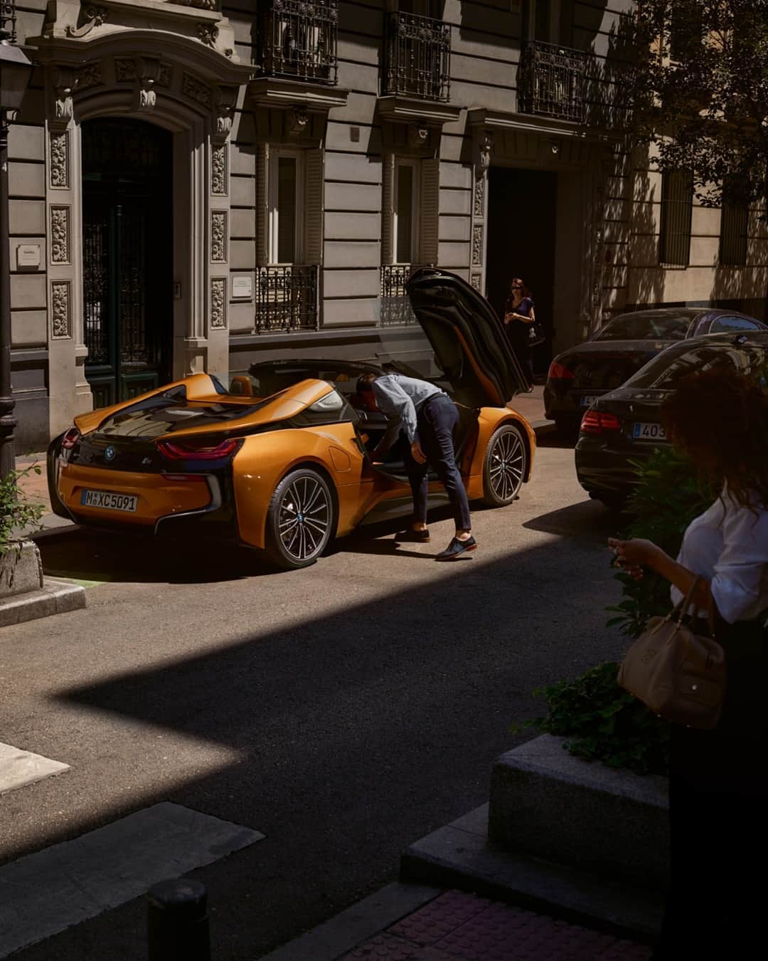 のインスタグラム：「Everything but plain. The BMW i8 Roadster. #THEi8 #BMW @BMWi #BornElectric __ BMW i8 Roadster: Energy consumption in kWh/100 km (combined): 14.5. Fuel consumption in l/100 km (combined): 2.0. CO2 emissions in g/km (combined): 46. Further information: www.bmw.com/disclaimer.  	 Acceleration (0-100 km/h): 4.6 s. Power: 275 kW, 374 hp, 570 Nm. Top speed (limited): 250 km/h.」