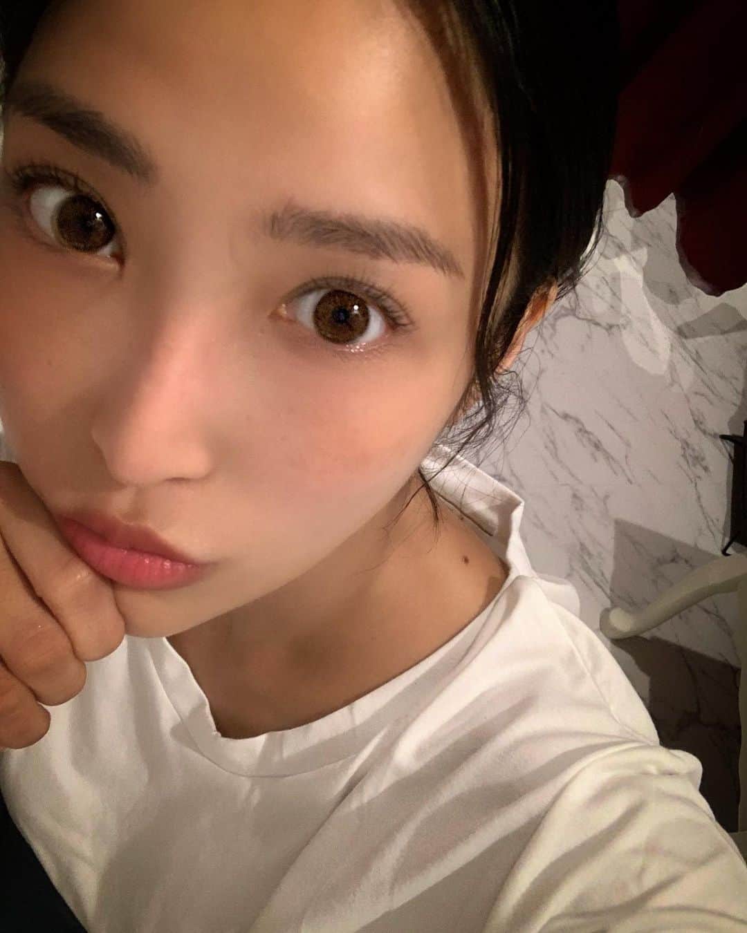 のインスタグラム：「素肌ツルツルりん💖！ @elena__clinic  にて 今回もハイドラピーリング！ ダウンタイムも痛みもないから さくっと受けにきました💪  毛穴汚れ、角質、角栓、余分な皮脂を除去してくれるやつだよん=͟͟͞͞ =͟͟͞͞ ﾍ( ´Д`)ﾉ  直後からザラつきが無くなってツルツルになりましたぜ 肌は命🙌写真かわいいのに 実際あっていまいちな人って 基本肌が荒れてるパターンがおおいよね 食生活を気をつけるのはもちろんだけど 医療にもいっぱい頼っていかないとね💖👏 次も @elena__clinic で　唇のアートメイク 予約してきちゃった！来月楽しみ💖😝  #エレナクリニック #ハイドラピーリング #毛穴ケア #角栓除去 #角質除去 #黒ずみケア #美肌 #ツヤ肌 #最新美容 #美容クリニック #美容皮膚科 #新宿   #ハイドラピーリング #エレナクリニック」
