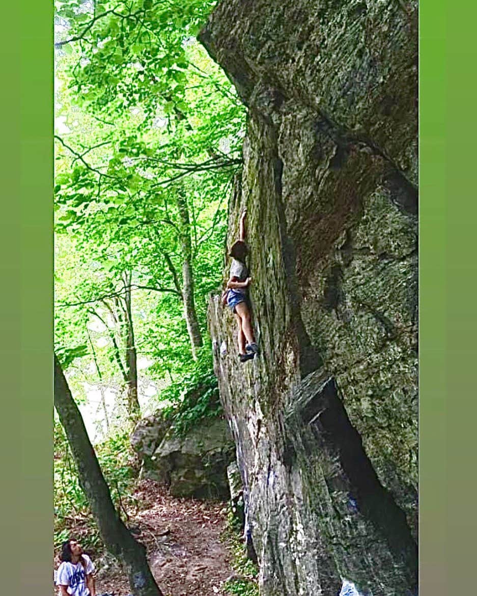 上岡絵理のインスタグラム：「The most important thing is to enjoy your life 😛to be happy 💗it’s all that matters👍✨• • 私の道は私がひらく。👊👊• • #climbing #climber #bouldering #outdoor #クライミング #ボルダリング #アウトドア #クライマー #次の旅路は未だ決まらず」