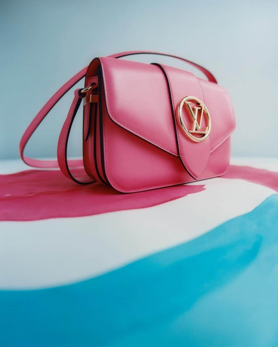 ルイ・ヴィトンさんのインスタグラム写真 - (ルイ・ヴィトンInstagram)「A new angle. Rediscover the #LVPont9, this summer's new #LouisVuitton bag as photographed by David Abrahams for the FT How to Spend it magazine. Explore the collection via link in bio.」8月13日 17時01分 - louisvuitton