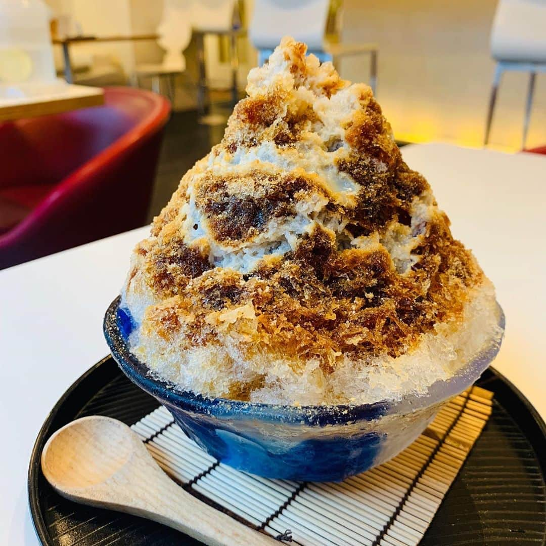 七海ティナさんのインスタグラム写真 - (七海ティナInstagram)「渋谷 九月堂さん🍜🍧 . . 並ぶのが苦手な私の穴場🍧 . . 🍧黒蜜きなこ🍧 黒蜜がかなり多く、きな粉どこ？となりましたが美味しかった！笑 2回目来店以降、練乳少なめにしています。 甘々が好きな方はそのままで大丈夫かも . 🍧チョコレート🍧 中にアイスと白玉が入っています。 私は抜きました。なので何のアイスかは分かりません🥺 これも練乳少なめが丁度良い甘さ。 こちらのチョコレート氷はとっても美味しかったです✨ . . きな粉氷は何度か食べていますが、初チョコレートで 非常に美味でした😌 . . 店内落ち着く😌 . . #渋谷グルメ #かき氷#渋谷ラーメン#かきごおりすと #かきごーらー#はしごおり」8月13日 17時17分 - tinaaaa1208