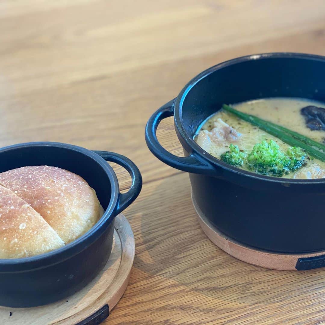 中村かなさんのインスタグラム写真 - (中村かなInstagram)「いつものメンバーでずっと行きたかったとこでランチ🍚🍴 ・ ・ @vermicular_village  ・ ・ ・ ・ #ペディキュア汚い😂 #vermicularvillage  #vermicular  #バーミキュラ #バーミキュラビレッジ  #名古屋　#名古屋カフェ　#名古屋レストラン　#nagoya #nagoyacafe #nagoyajapan #nagoyafood #nagoyajin  #名古屋グルメ #女子会　 #sweets #中川運河 #nagoya　#ランチ　#名古屋ランチ #lunch #lunchtime  #humberg #instafood #foodstagram #food #foodporn #foodphotography #foodpic #foodie」8月13日 17時10分 - k777pime