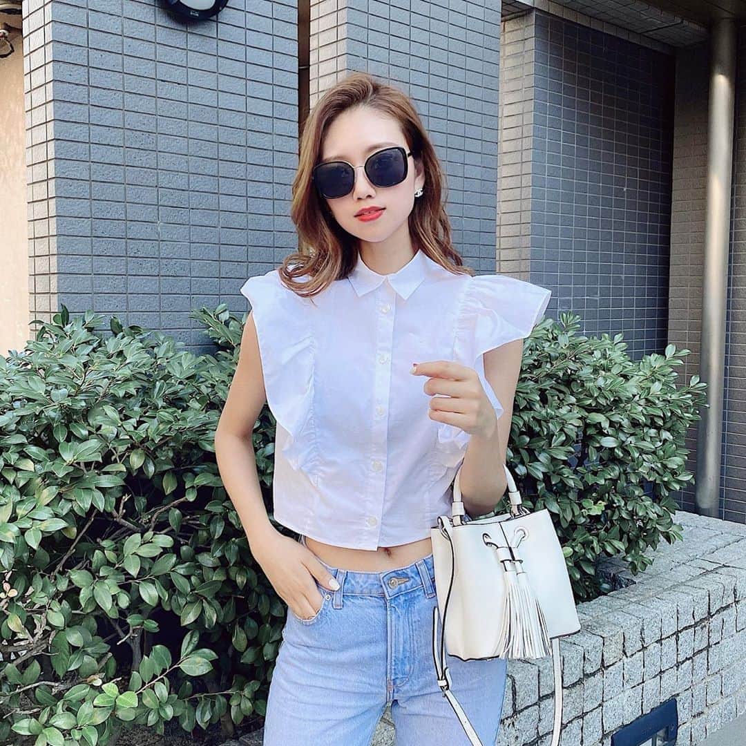 のインスタグラム：「. today's code👖 . . tops...Bershka denim...Bershka bag...zara  . #code#ootd#outfit #ZARA#Bershka #コーデ#今日のコーデ  #シャツコーデ#デニム #デニムコーデ#夏 #きれいめカジュアル  #韓国#韓国ファッション #購入品」