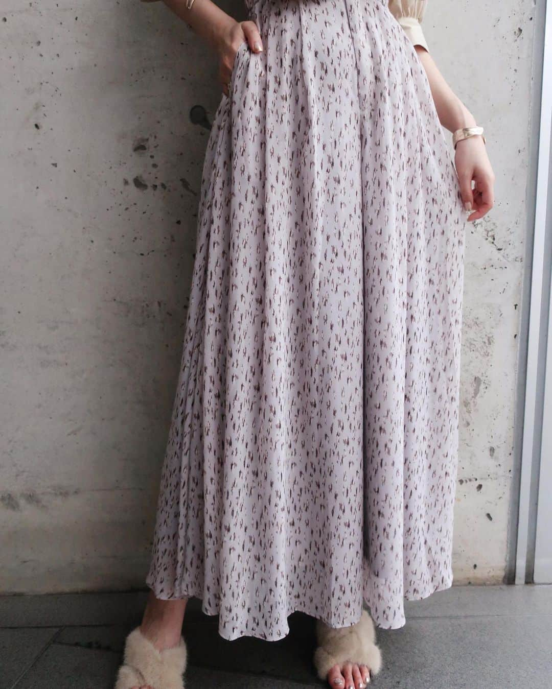 菅野結以さんのインスタグラム写真 - (菅野結以Instagram)「新作Leopard Wrap Dress & Petal Pants🕊﻿ ﻿ すでに大人気でオーダー数No. 1🤍﻿ 淡いニュアンスレオパード柄のラップドレス﻿ ﻿ 首元のプチフリルと肩のパフへ繋がる繊細なギャザーが﻿ 可憐さを引き出して、ウエストのベルトでシャープさも﻿ ﻿ 高めの切り替えで脚長効果﻿ デコルテのVラインで小顔効果﻿ 垂れるベルトでIライン効果などなど﻿ 柔らいムードながらスタイルアップ効果は抜群♡﻿ ﻿ グレイッシュラベンダー、アイボリー、ブラック﻿ どの色も絶妙なニュアンスカラーで﻿ 儚げ&ほんのり色っぽな雰囲気を纏えます﻿ ﻿ 同じテキスタイルでつくったペタルパンツは﻿ たっぷりとギャザーをいれて﻿ スカートのようなボリューム感がありながら﻿ シャープ且つやわらかい落ち感のでるデザイン﻿ ﻿ セットアップでも、別々で着てもかわいいよ﻿ 10%OFFになる先行受注期間は16日まで✔︎﻿ ﻿ @crayme_official 2020-2021 ﻿ A/W collection＂ECHOLE＂season1 .﻿ ・web先行受注 受付中・﻿ https://shop.crayme.com/﻿ ﻿ #crayme #ECHOLE #aw #onepiece #leopard #pants」8月13日 17時14分 - yui_kanno