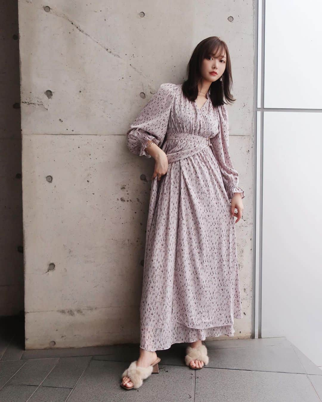 菅野結以さんのインスタグラム写真 - (菅野結以Instagram)「新作Leopard Wrap Dress & Petal Pants🕊﻿ ﻿ すでに大人気でオーダー数No. 1🤍﻿ 淡いニュアンスレオパード柄のラップドレス﻿ ﻿ 首元のプチフリルと肩のパフへ繋がる繊細なギャザーが﻿ 可憐さを引き出して、ウエストのベルトでシャープさも﻿ ﻿ 高めの切り替えで脚長効果﻿ デコルテのVラインで小顔効果﻿ 垂れるベルトでIライン効果などなど﻿ 柔らいムードながらスタイルアップ効果は抜群♡﻿ ﻿ グレイッシュラベンダー、アイボリー、ブラック﻿ どの色も絶妙なニュアンスカラーで﻿ 儚げ&ほんのり色っぽな雰囲気を纏えます﻿ ﻿ 同じテキスタイルでつくったペタルパンツは﻿ たっぷりとギャザーをいれて﻿ スカートのようなボリューム感がありながら﻿ シャープ且つやわらかい落ち感のでるデザイン﻿ ﻿ セットアップでも、別々で着てもかわいいよ﻿ 10%OFFになる先行受注期間は16日まで✔︎﻿ ﻿ @crayme_official 2020-2021 ﻿ A/W collection＂ECHOLE＂season1 .﻿ ・web先行受注 受付中・﻿ https://shop.crayme.com/﻿ ﻿ #crayme #ECHOLE #aw #onepiece #leopard #pants」8月13日 17時14分 - yui_kanno