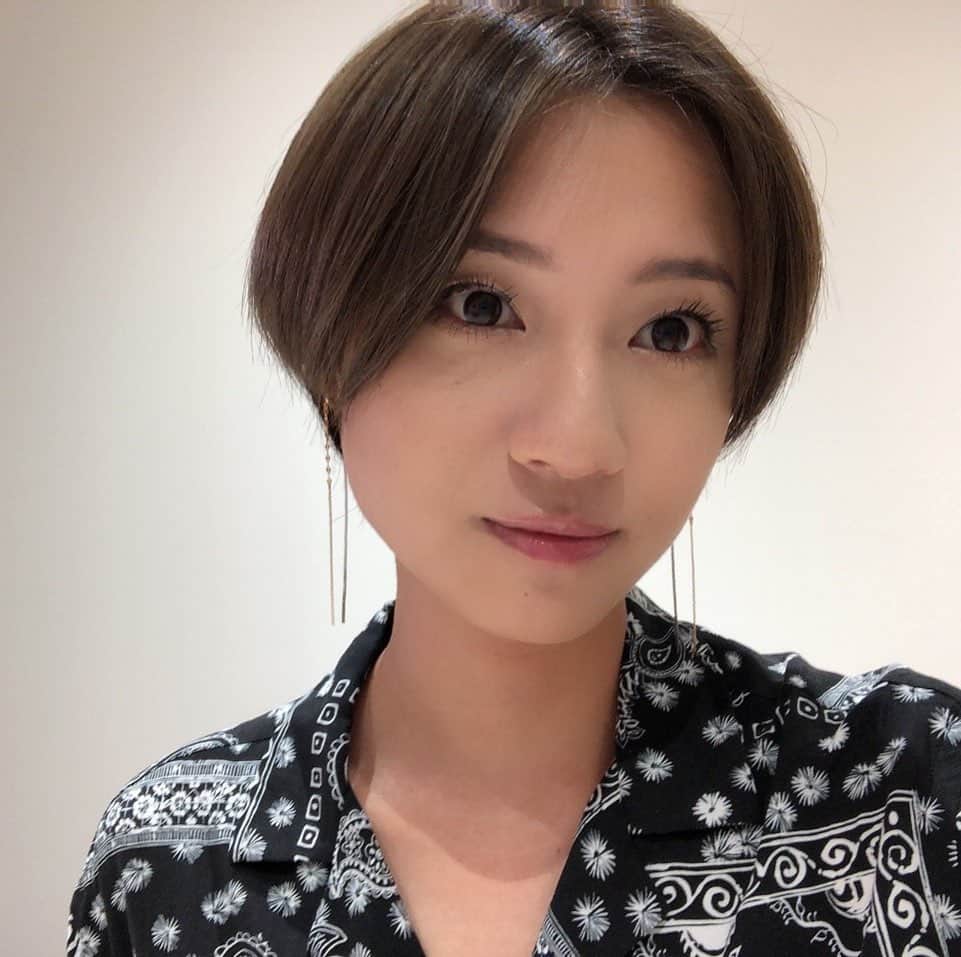 のインスタグラム：「見て見て見て見て髪伸びたー！ 今後、 フェミニンに寄せてくか。 ハンサムに寄せてくか。  と、悩んでこのあと髪を切りました。  #hairstyle #hair #hairstyles #shorthair #shorthairstyle #ハンサムショート #tbs」