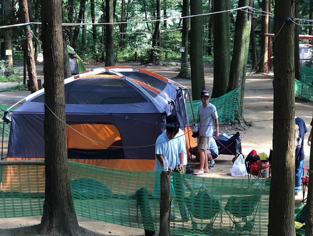 Megさんのインスタグラム写真 - (MegInstagram)「BOND SKATE Camp  日頃からお世話になっているみんなとBBQキャンプ 倒れそうなくらい暑かったけど楽しい2日間  寝る時は大人はそれぞれ車に寝たり子供達もロッジやテントに分散させて 広い森の中にあるキャンプ場は予約も1スペースずつ間隔を開けて距離を保って  この夏はどこにも行けないかなと思っていたからこれはこの夏最高の思い出になった  改めてこの出会いに感謝☺︎  #swellvtg #bondskate #しょうなん夢ファーム #BBQ #camp」8月13日 17時26分 - meg_swellvtg