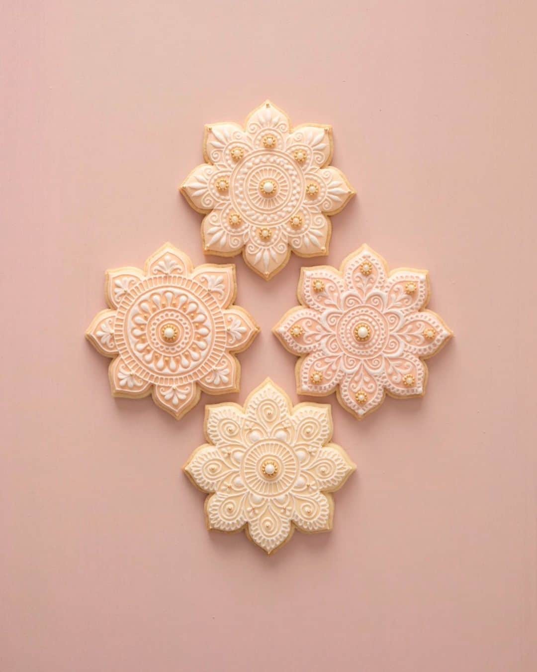 KUNIKAさんのインスタグラム写真 - (KUNIKAInstagram)「Mehendi flower cookies 🌼﻿ ﻿ ベースは微妙に違うヌードカラー。 規則性のある模様を描くのは夢中になれて好きだな〜🛕 ﻿ #artofkunika」8月13日 17時20分 - _kunika_