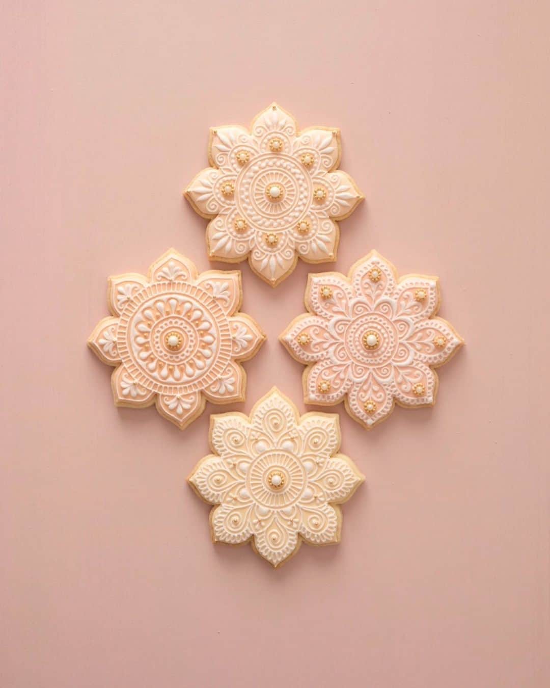 KUNIKAのインスタグラム：「Mehendi flower cookies 🌼﻿ ﻿ ベースは微妙に違うヌードカラー。 規則性のある模様を描くのは夢中になれて好きだな〜🛕 ﻿ #artofkunika」