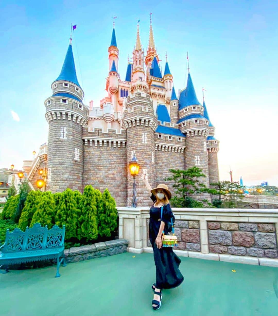 のインスタグラム：「❤️✨💕🏰💕✨❤️. * 今日も暑いぃぃぃ😵💦. 朝☀️からお仕事ですが. 暑さに負けず頑張ります🌈💓ᕦ(ò_óˇ)ᕤ. ➡︎コロナ&熱中症対策していこぉ‼️✨. #disney #disneyland #tokyodisneyresort #tokyodisneyland #disneygram #follow #me #disneylife #nightphotography #ディズニー #ディズニーランド #東京ディズニーランド #東京ディズニーリゾート #シンデレラ城 #ディズニー写真部 #グラビア #恵比寿マスカッツ #松本ゆん #팔로우 #팔로미 #팔로우미 #메이크업샷 #셀피 #셀스타그램 #얼스타그램 #여행스타그램 #일본여행」